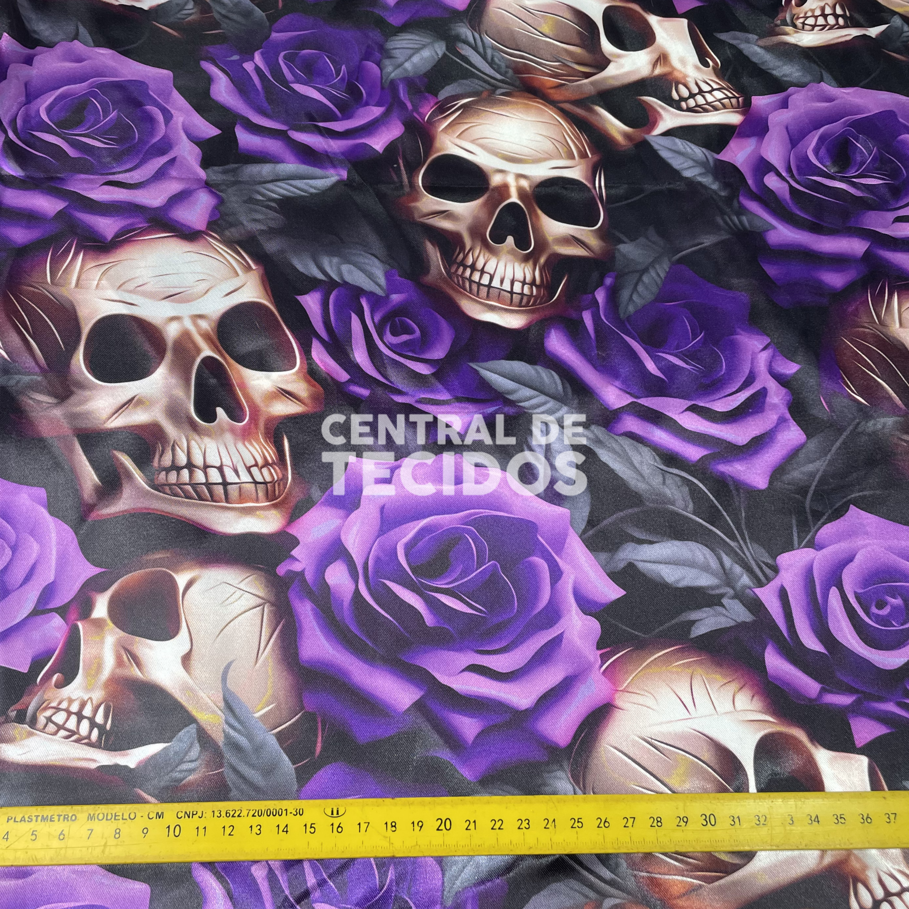 Cetim Estampado Digital Rosas Roxas e Caveiras
