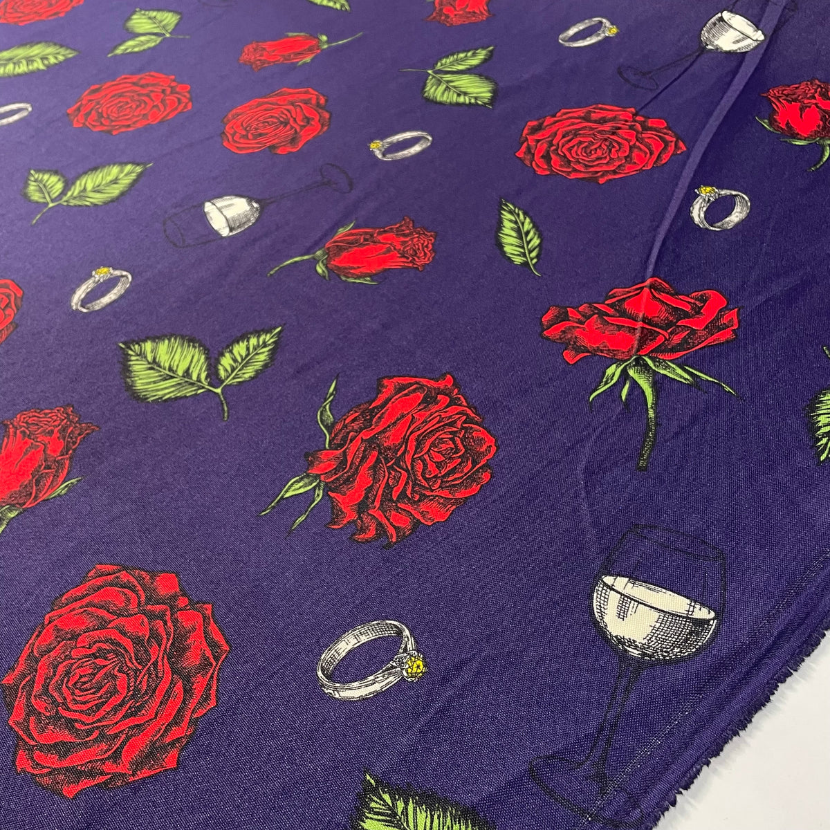 Oxford Afro Rosas e Anéis Fundo Azul Marinho