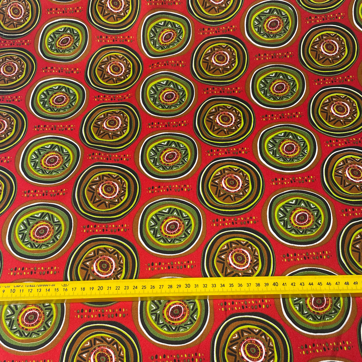 Oxford Afro Círculos Vibrantes Fundo Vermelho