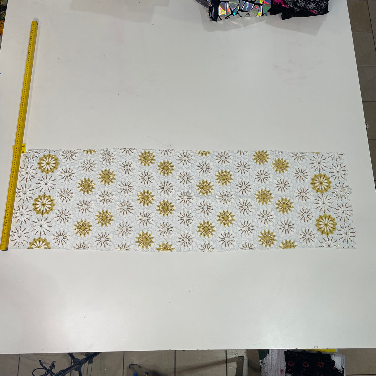 Guipir Luanda Branco e Dourado - Comprimento: 0,40m X Largura: 1,30m