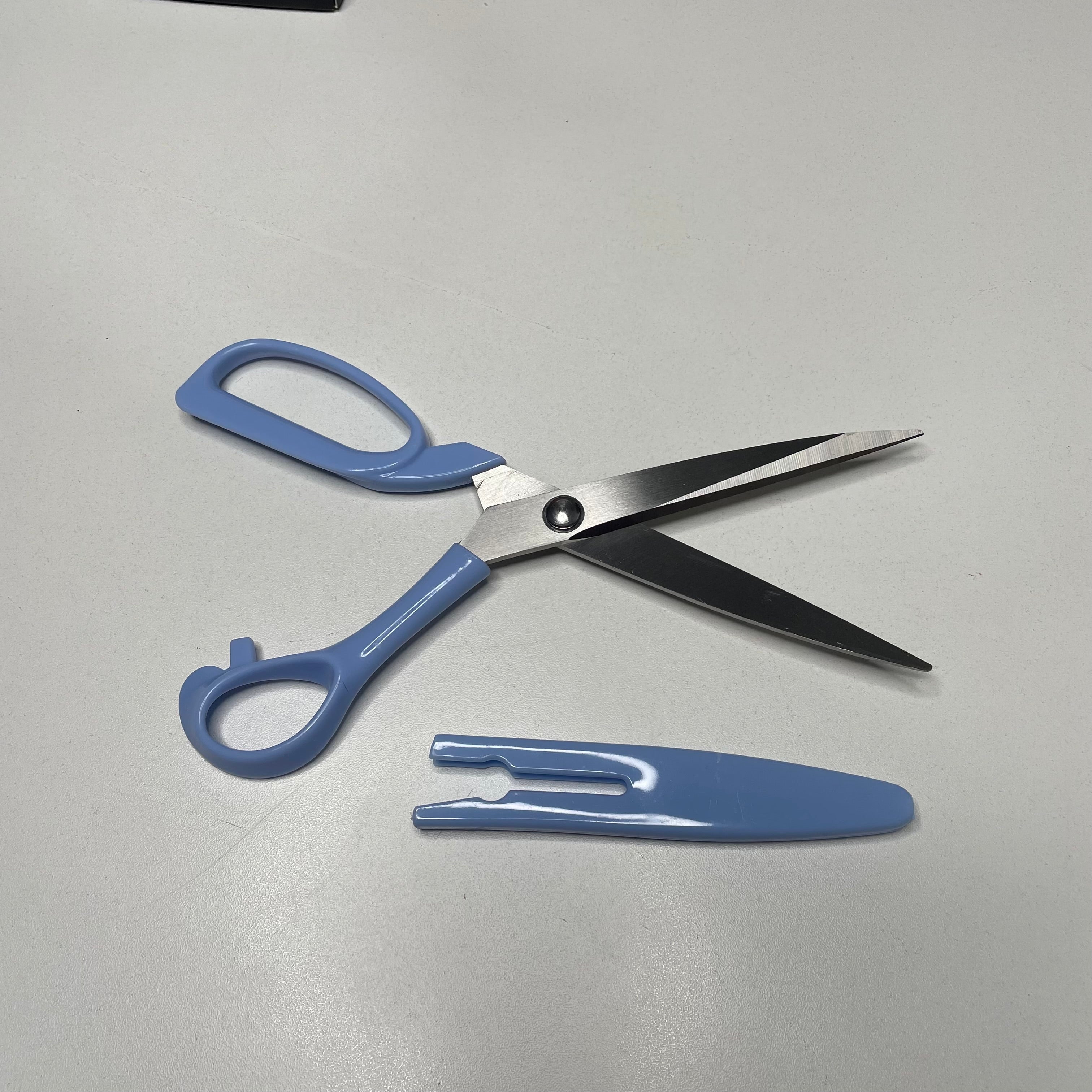 Tesoura Inox com Capa Azul Bebê