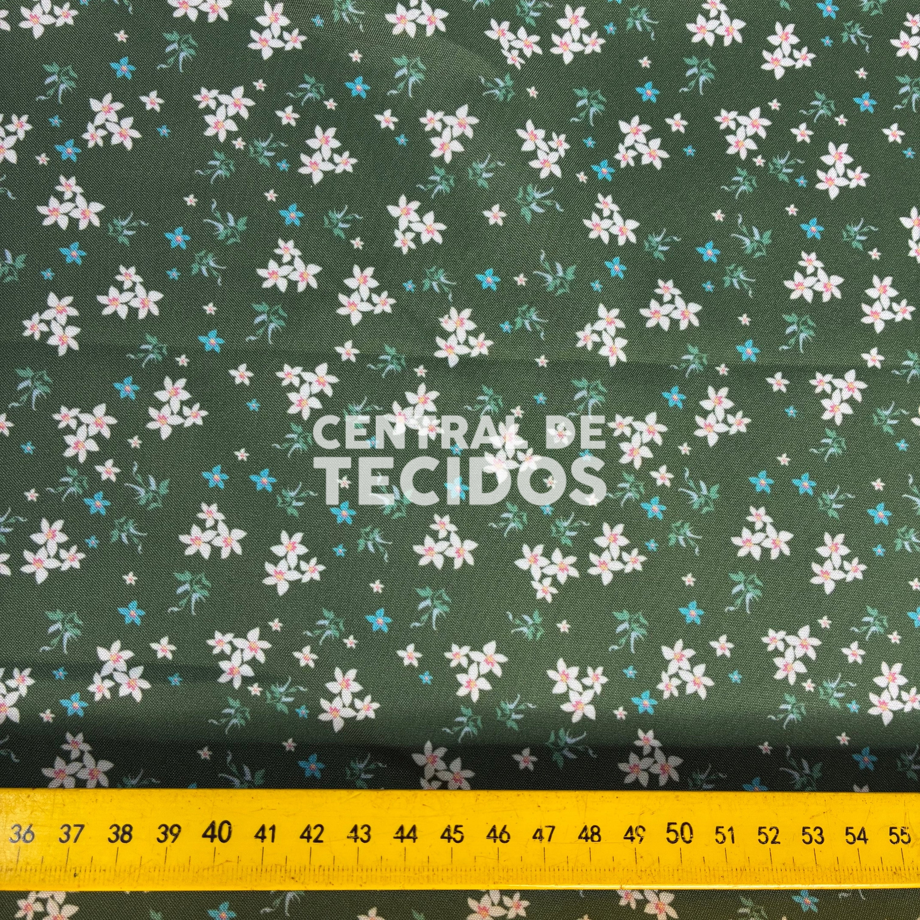 Oxfordine Digital Floral Branco Fundo Verde