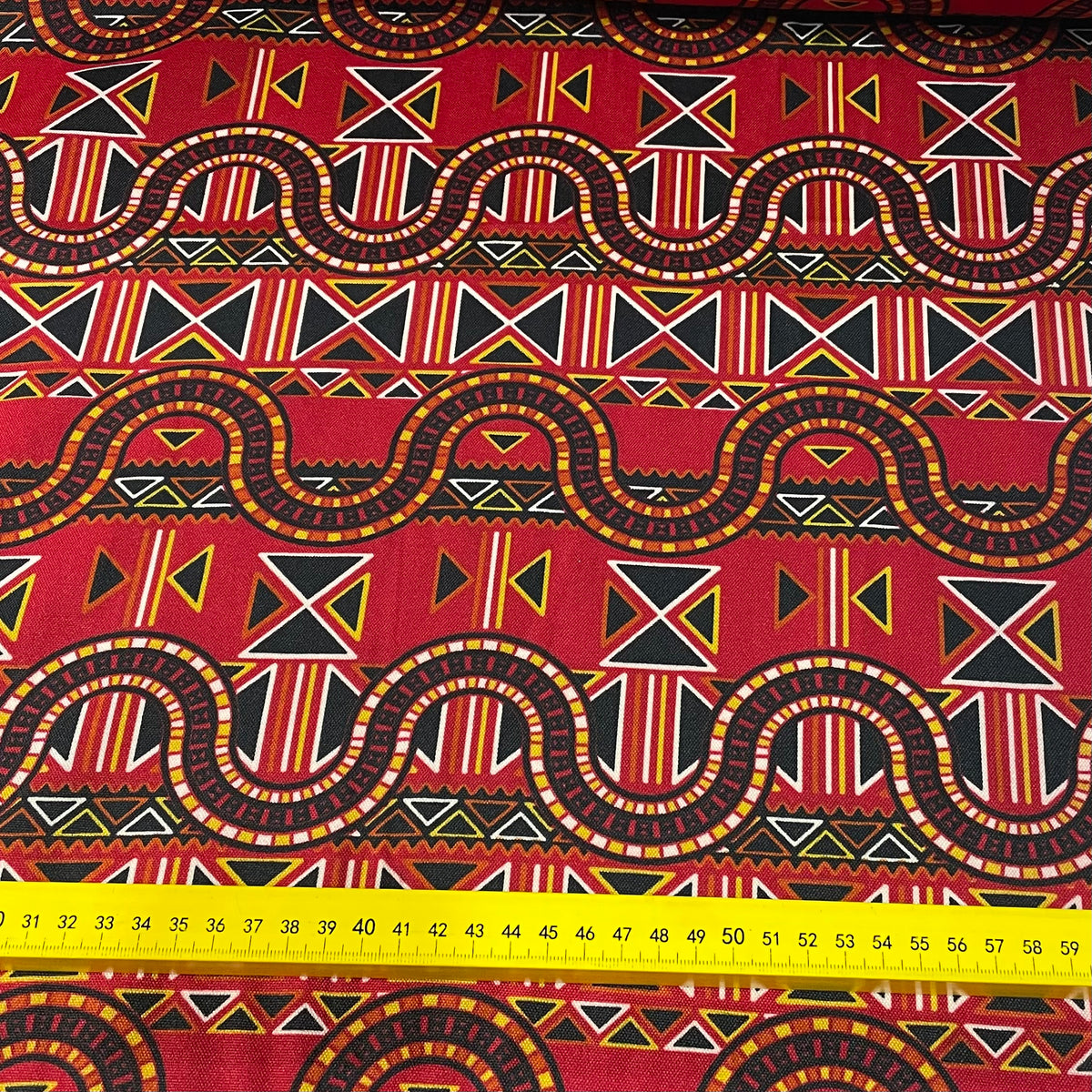 Oxford Afro Grafismos em Movimento Fundo Vermelho