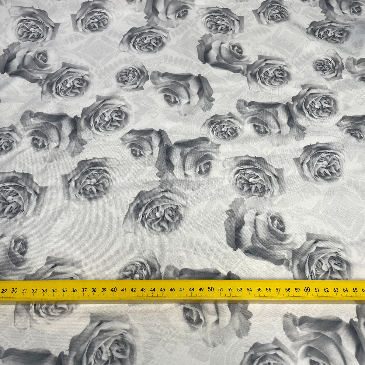 Oxford Estampado Digital Rosas Branco e Cinza