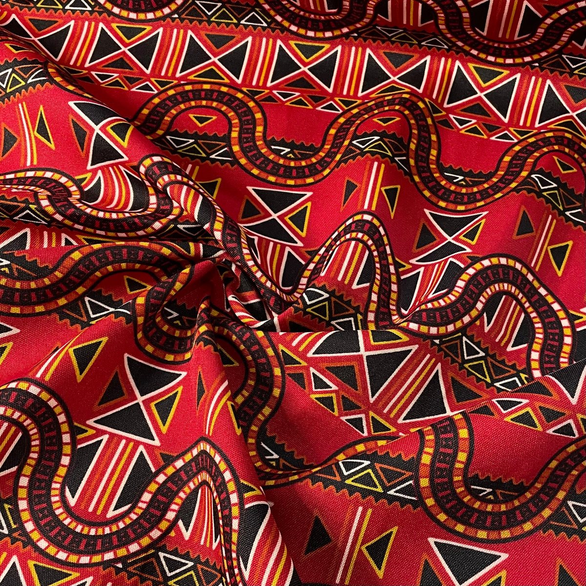 Oxford Afro Grafismos em Movimento Fundo Vermelho