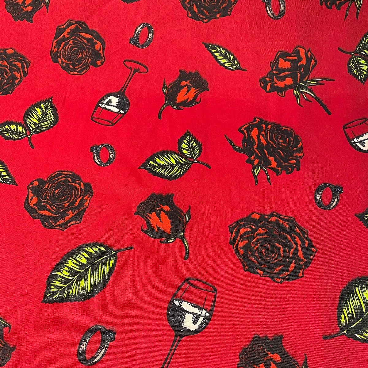 Oxford Afro Rosas e Taças Fundo Vermelho