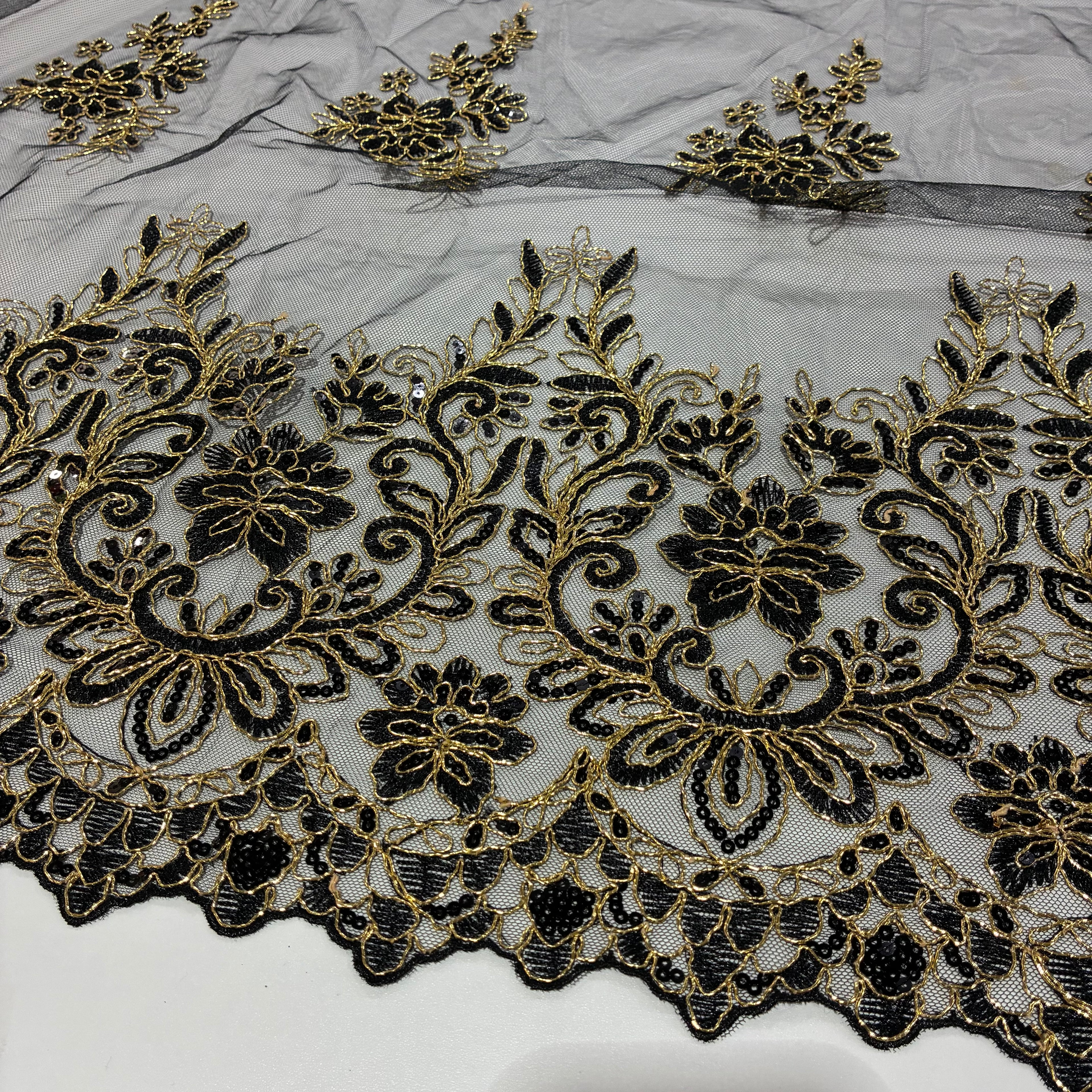 Tule Bordado Soho Preto e Dourado - Comprimento: 0,70m X Largura: 1,38m