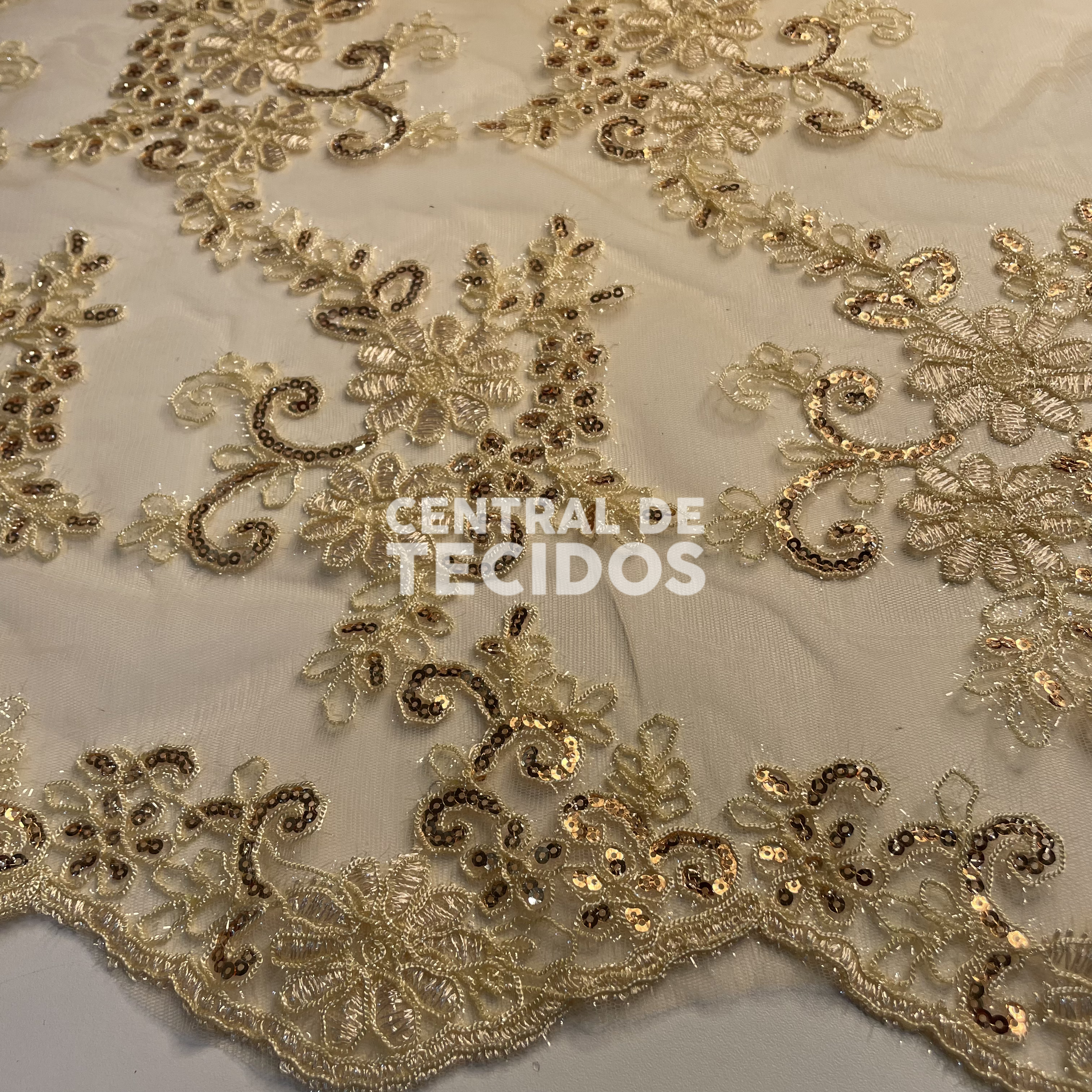 Tule Bordado Luna Radiante Dourado