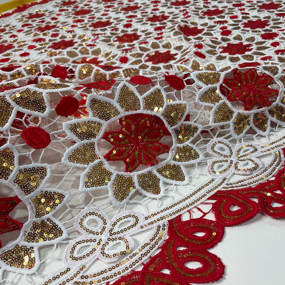 Guipir Kigali Vermelho e Dourado - Comprimento: 1,50m X Largura: 1,30m