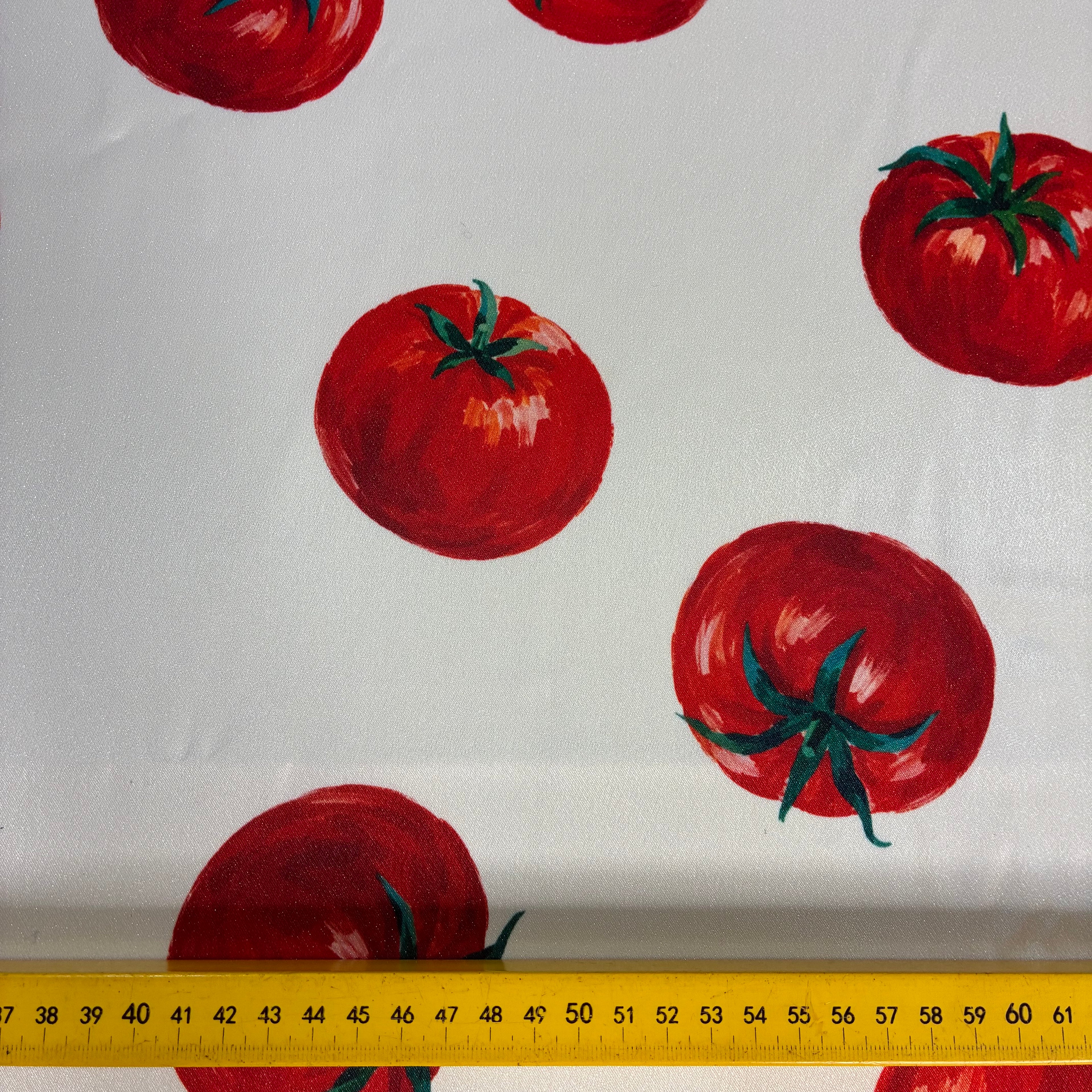 Crepe Satin Tomates Fundo Liso Marfim