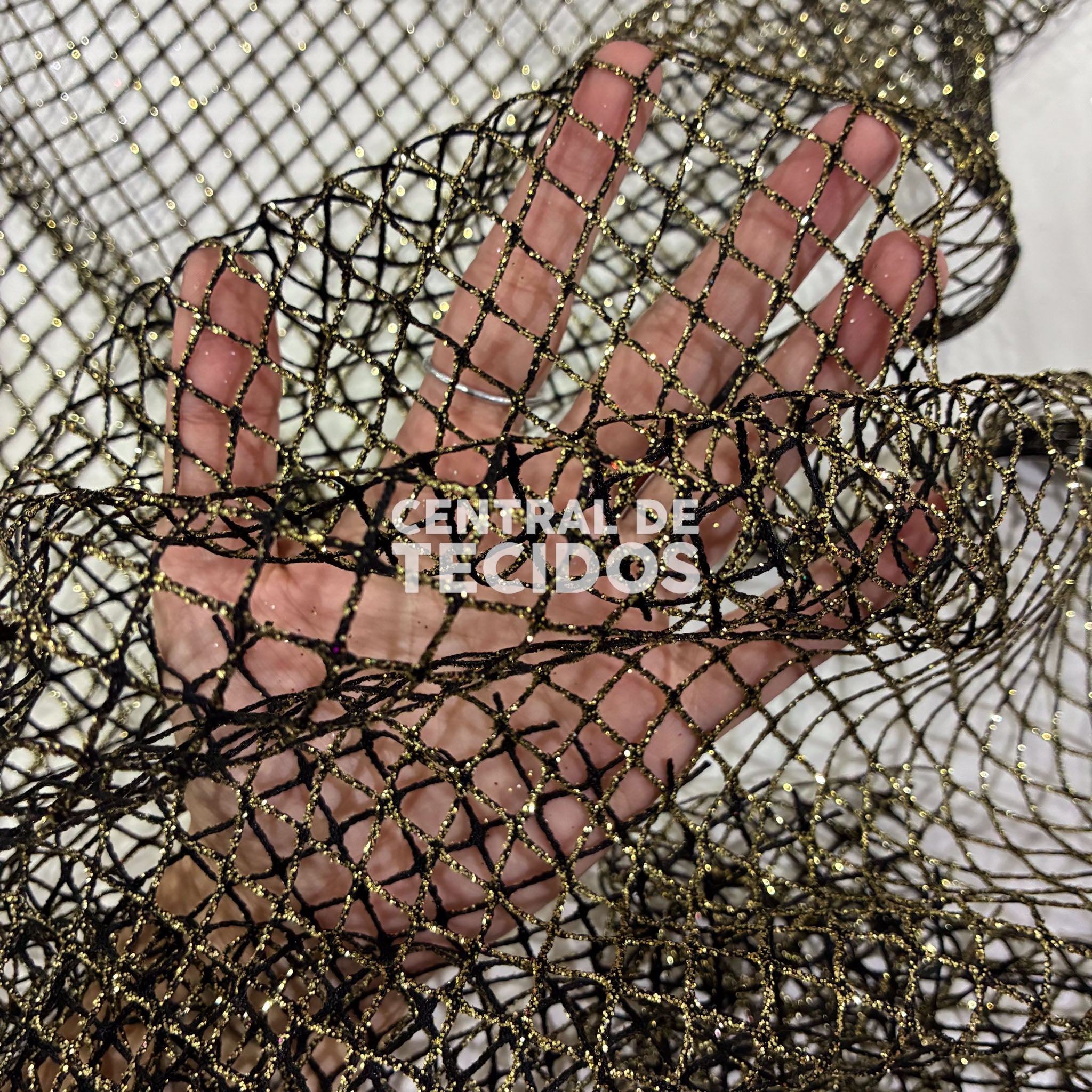 Tela Arrastão Glitter Preta e Dourada