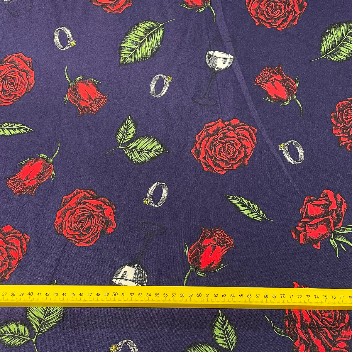 Oxford Afro Rosas e Anéis Fundo Azul Marinho