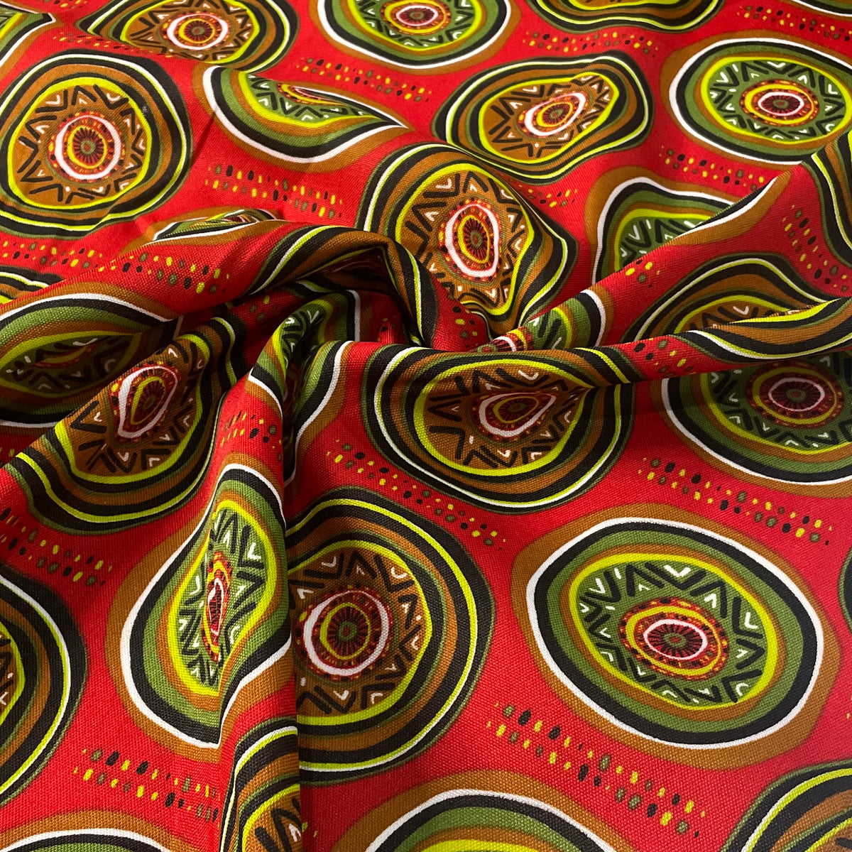 Oxford Afro Círculos Vibrantes Fundo Vermelho
