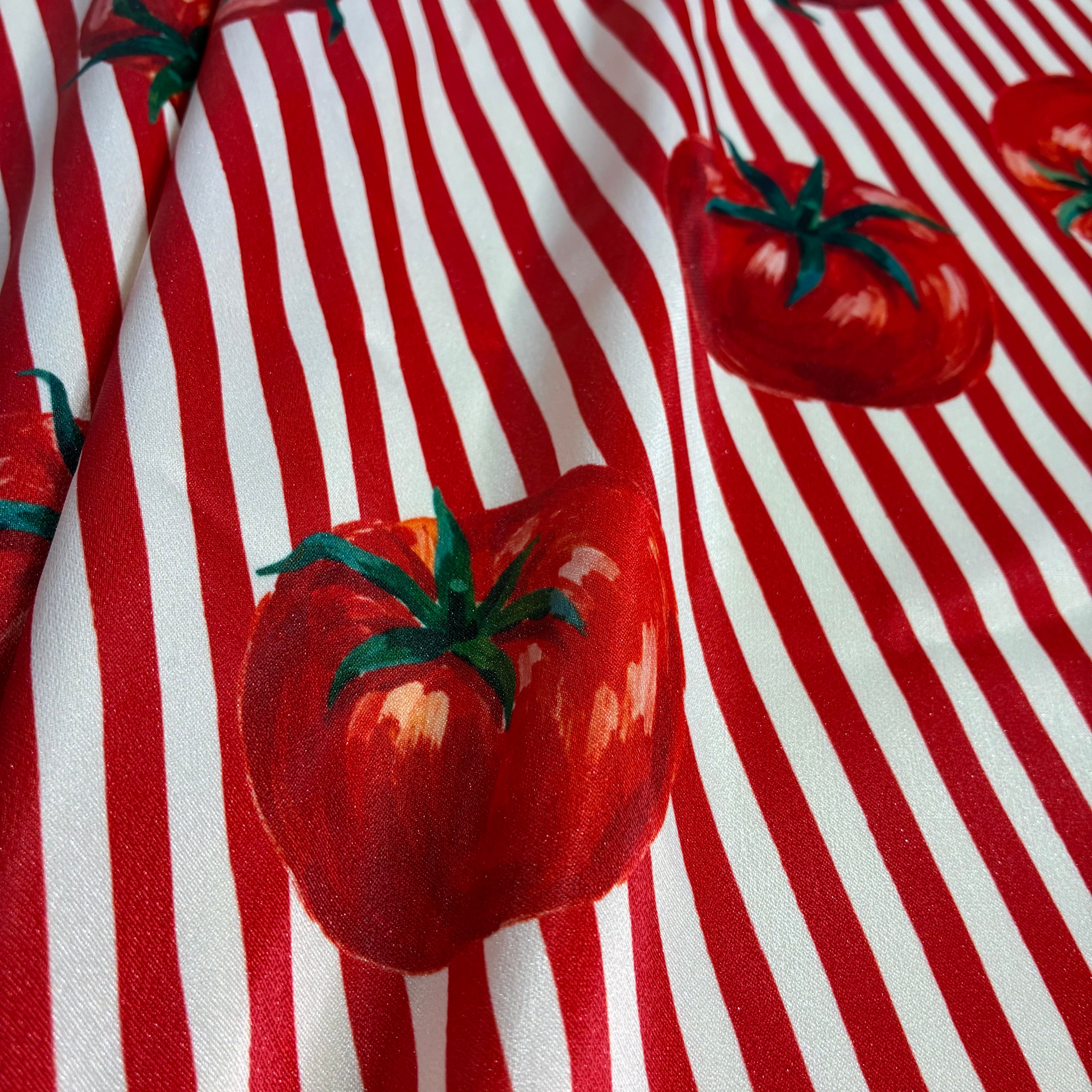 Crepe Satin Tomates Listras Vermelhas