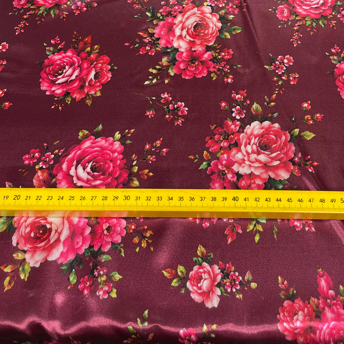 Cetim Digital Floral Fundo Bordô
