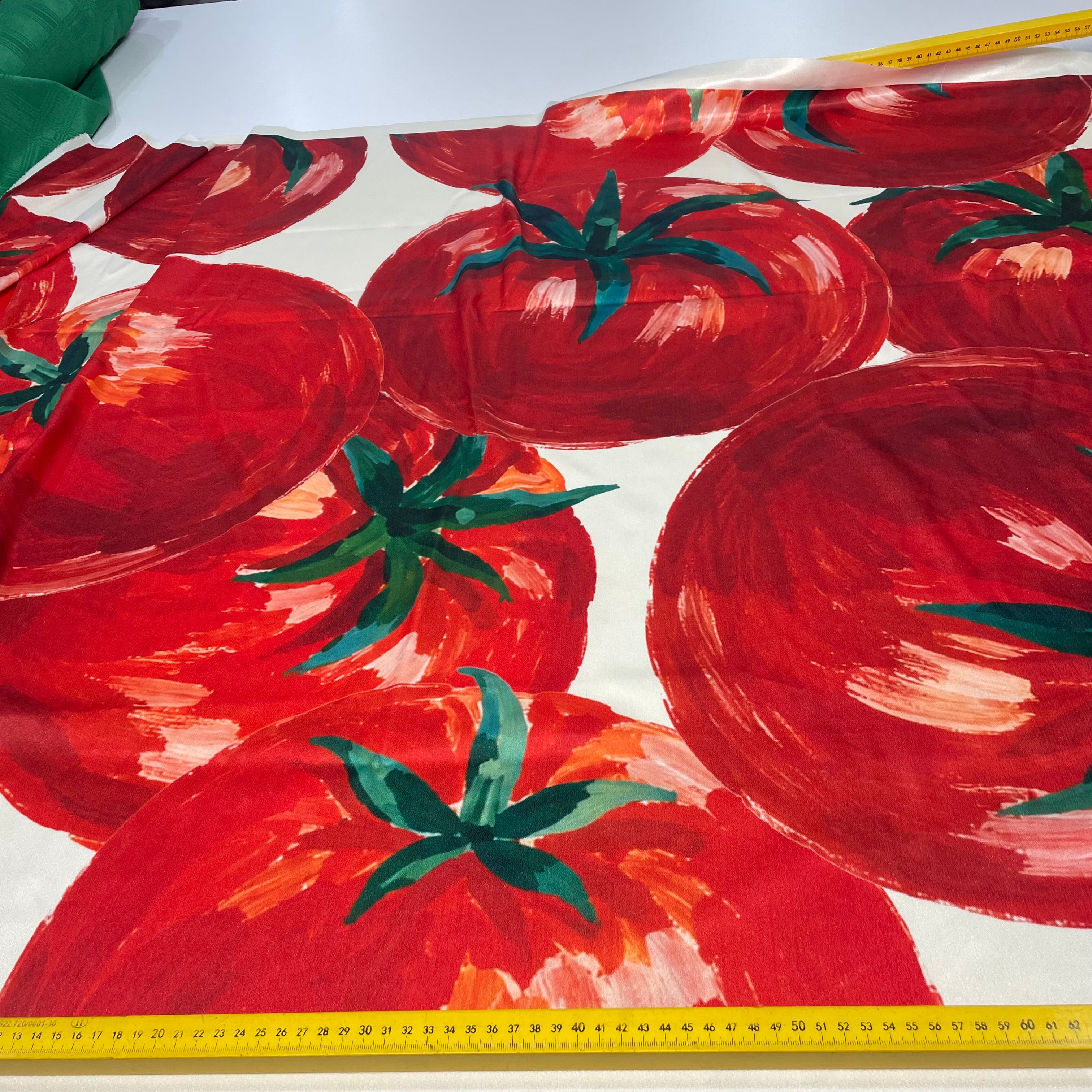 Crepe Satin Tomates G Fundo Liso Marfim