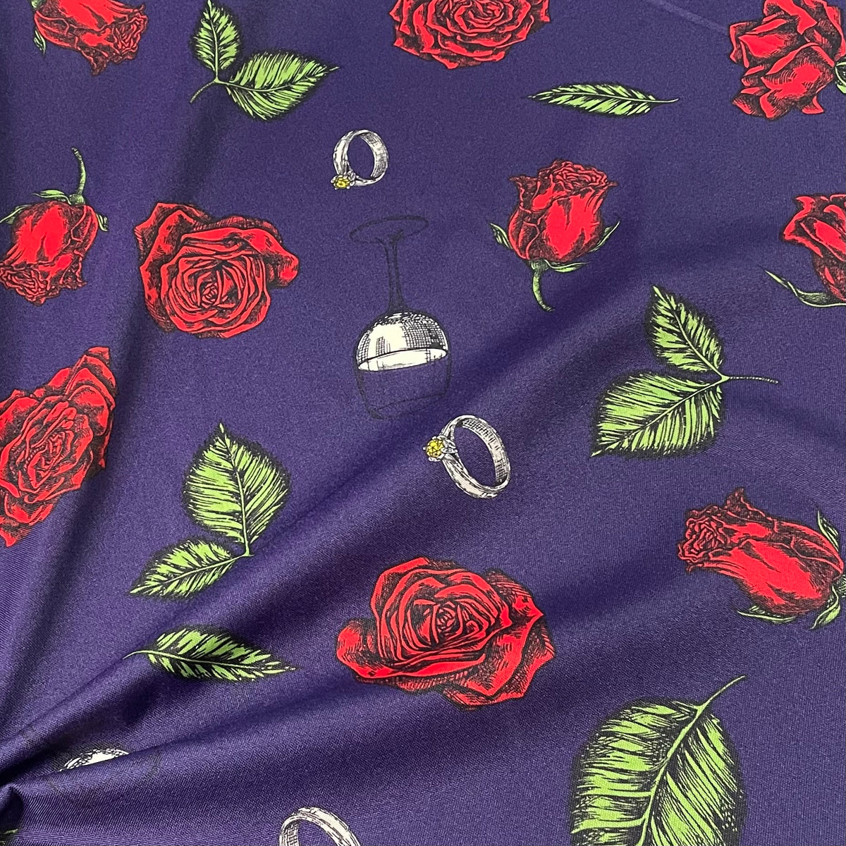Oxford Afro Rosas e Anéis Fundo Azul Marinho
