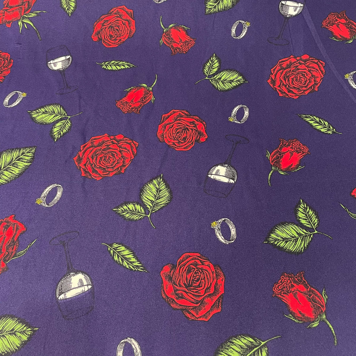 Oxford Afro Rosas e Anéis Fundo Azul Marinho