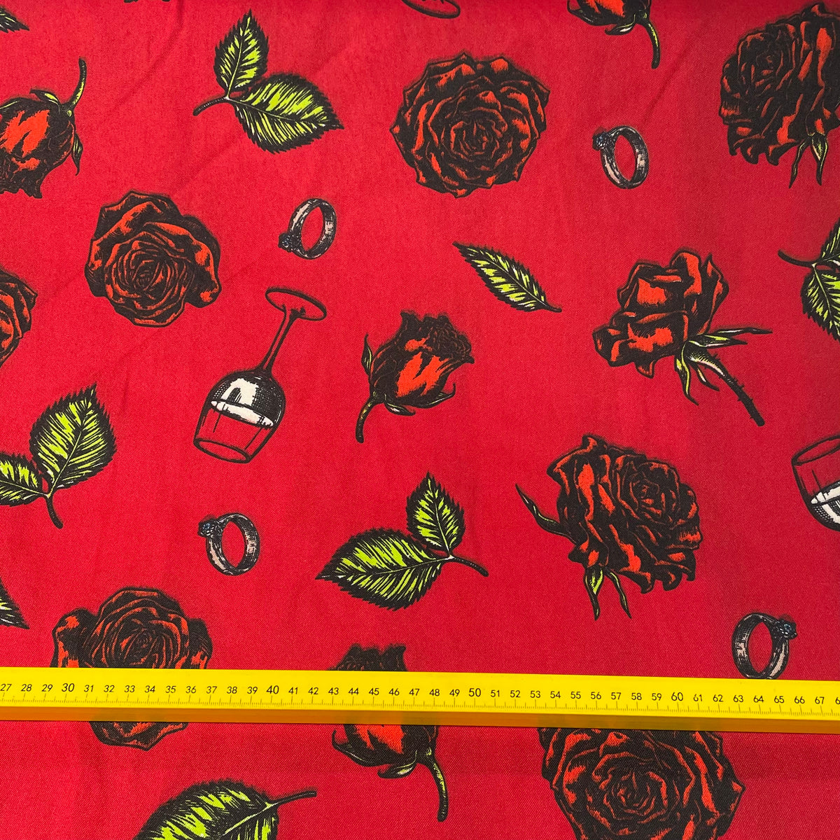 Oxford Afro Rosas e Taças Fundo Vermelho
