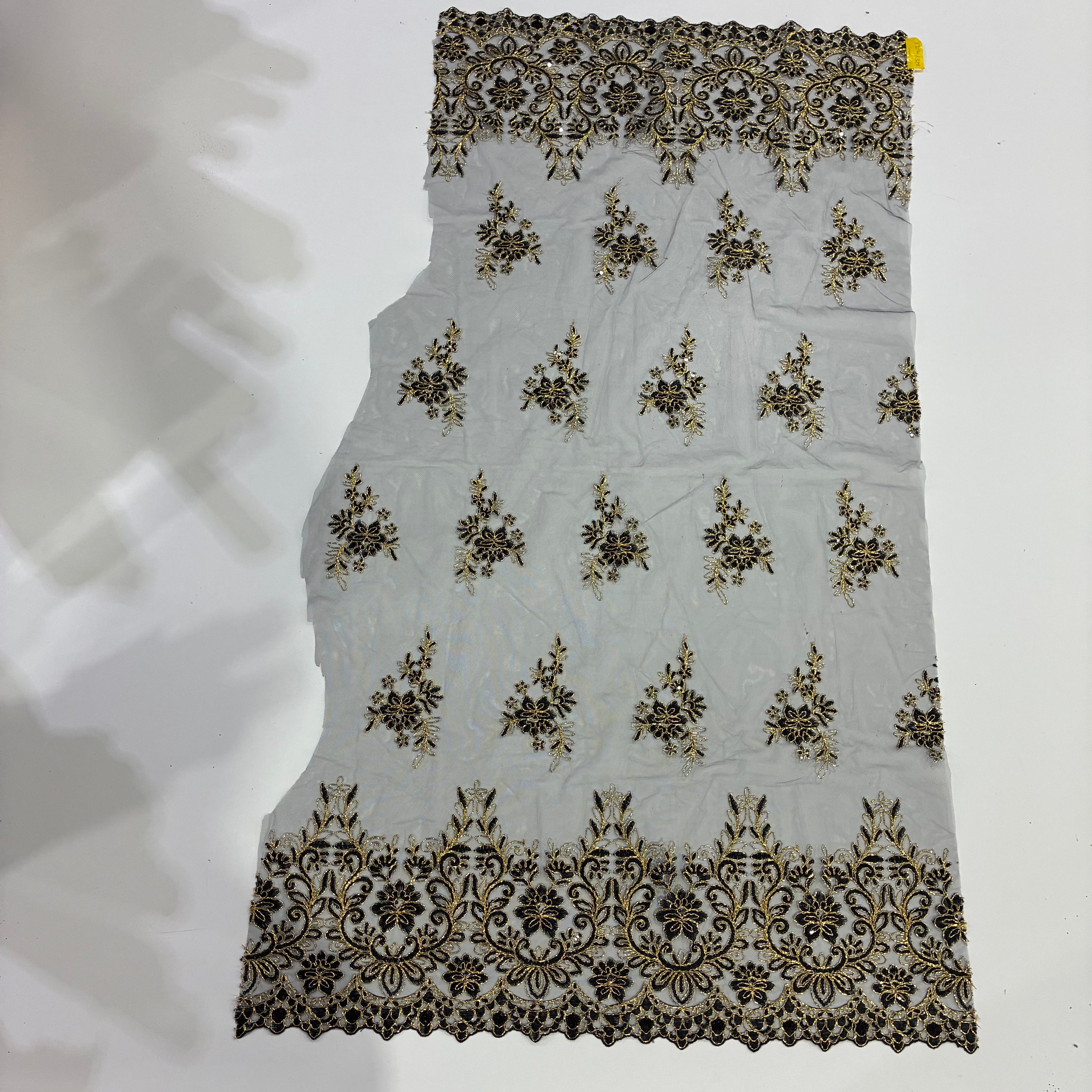 Tule Bordado Soho Preto e Dourado - Comprimento: 0,70m X Largura: 1,38m