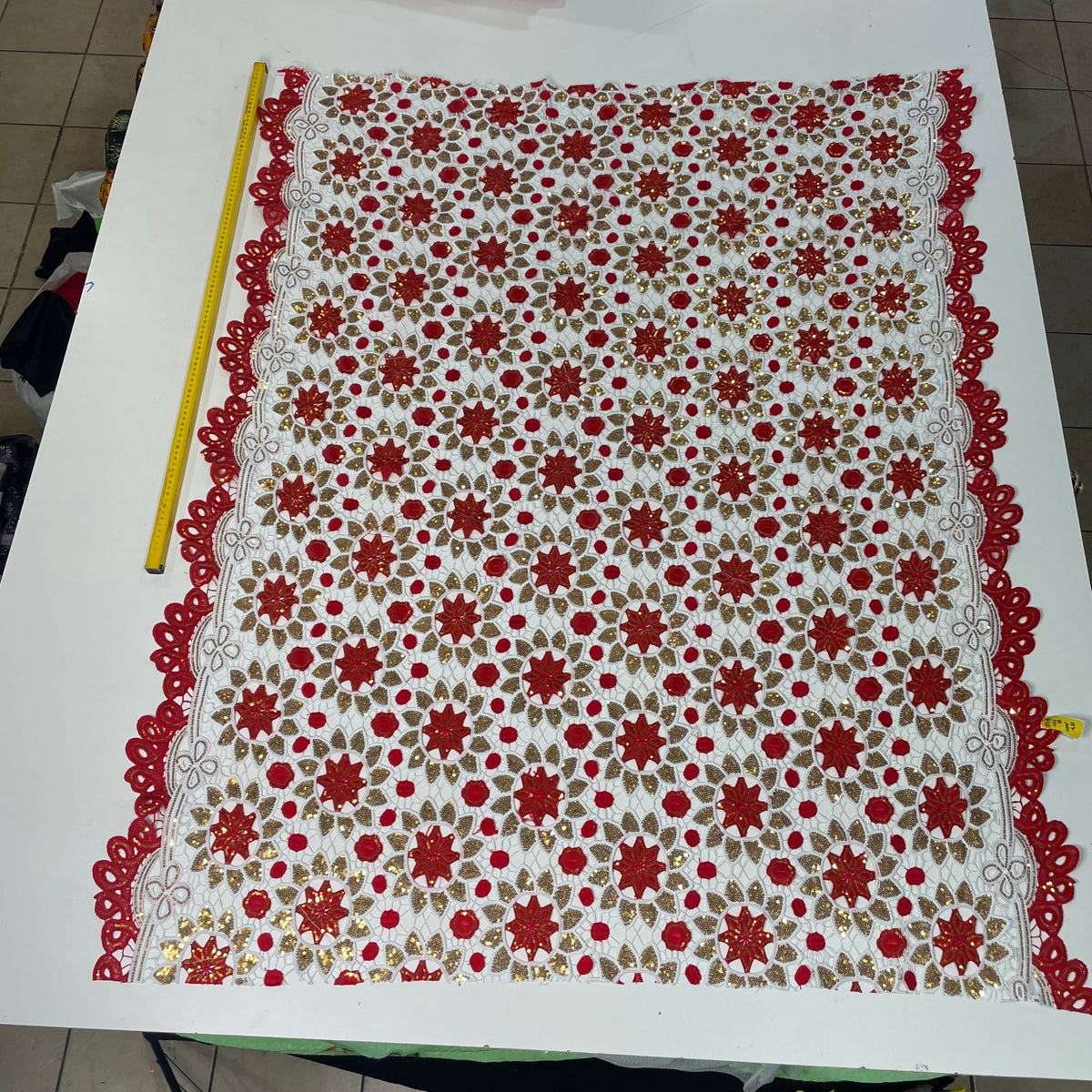 Guipir Kigali Vermelho e Dourado - Comprimento: 1,50m X Largura: 1,30m