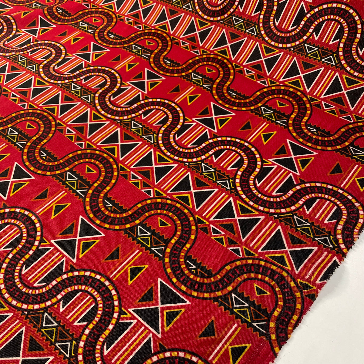 Oxford Afro Grafismos em Movimento Fundo Vermelho