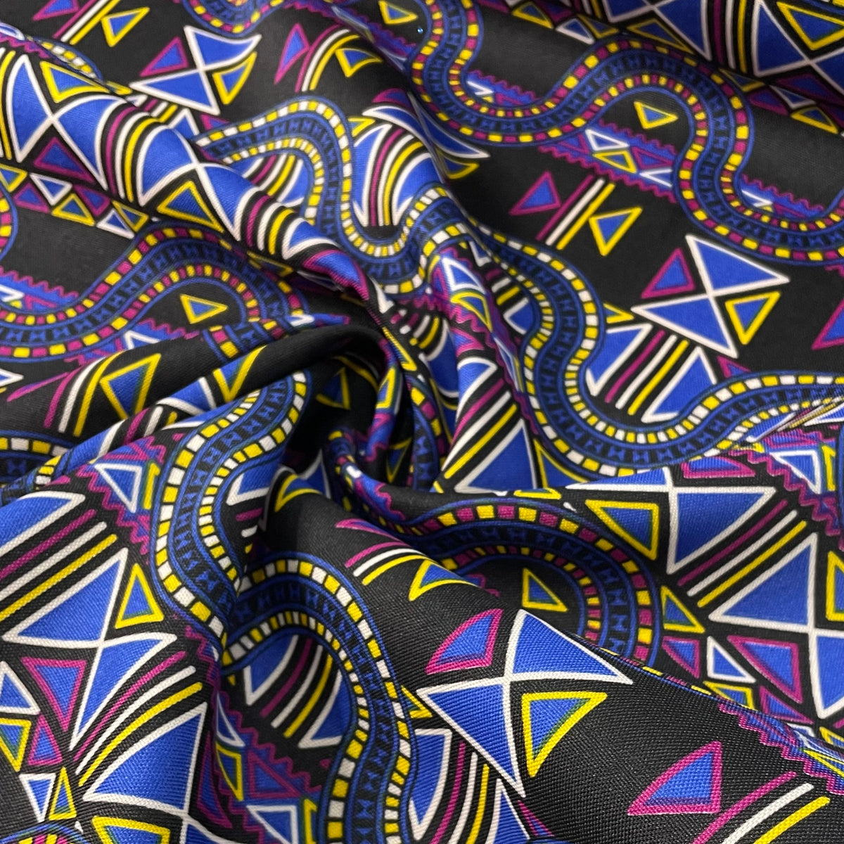 Oxford Afro Grafismos em Movimento Fundo Preto