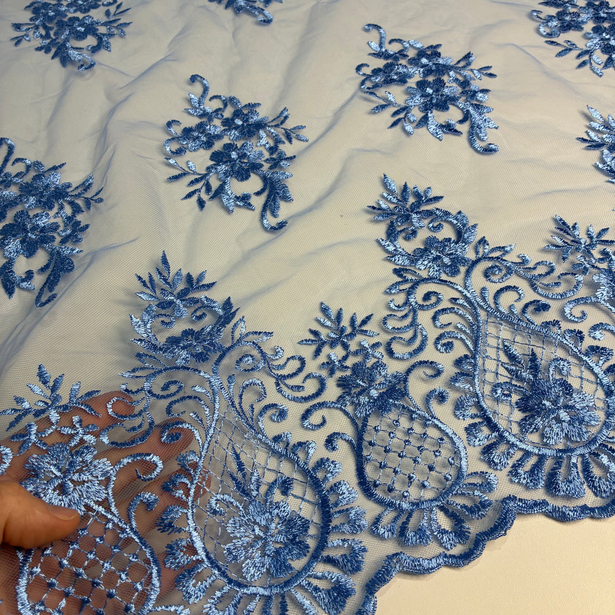 Tule Bordado Juliana Azul Serenity - Comprimento: 0,50m X Largura: 1,38m