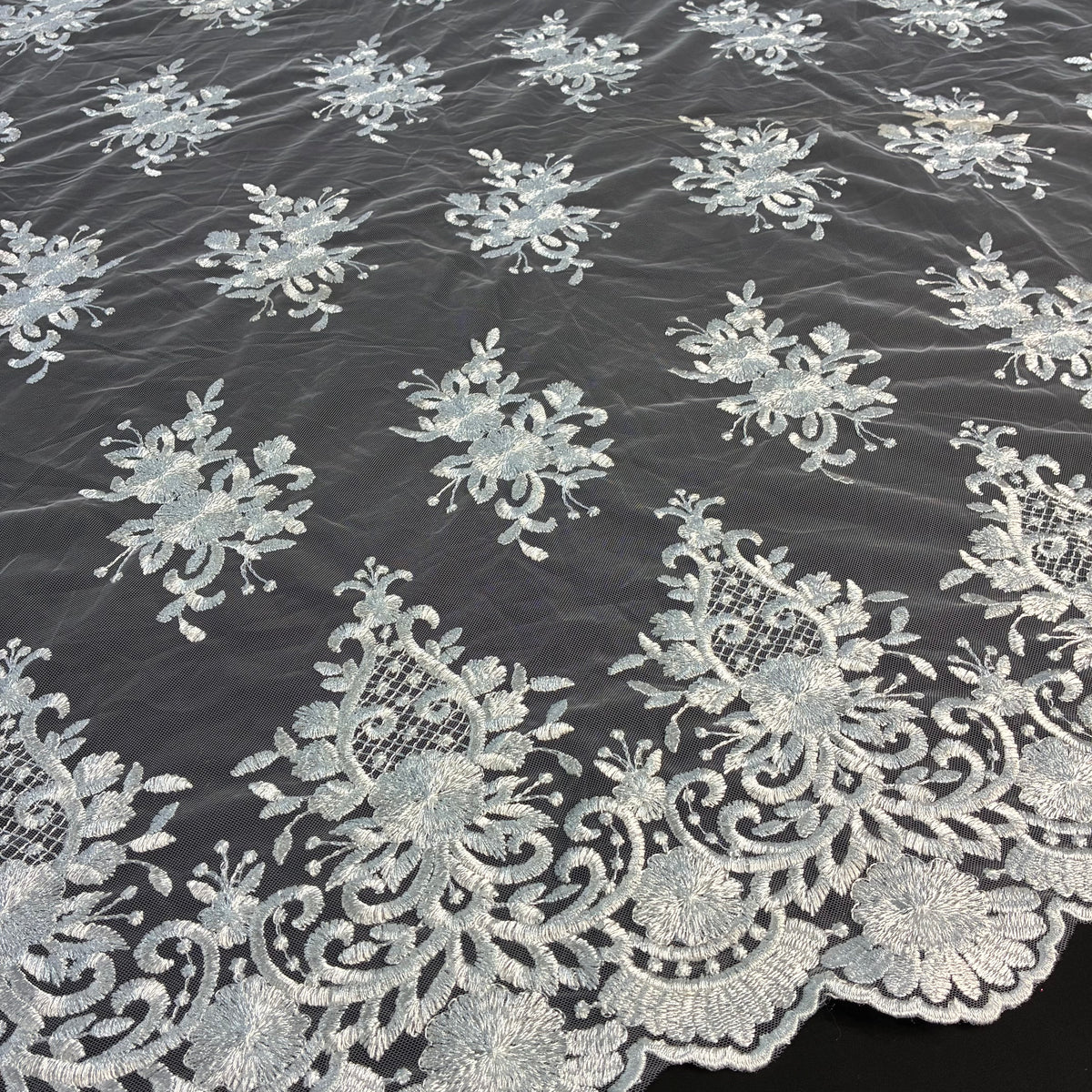 Tule Bordado Juliana Branco - Comprimento: 1,10m X Largura: 1,38m LD