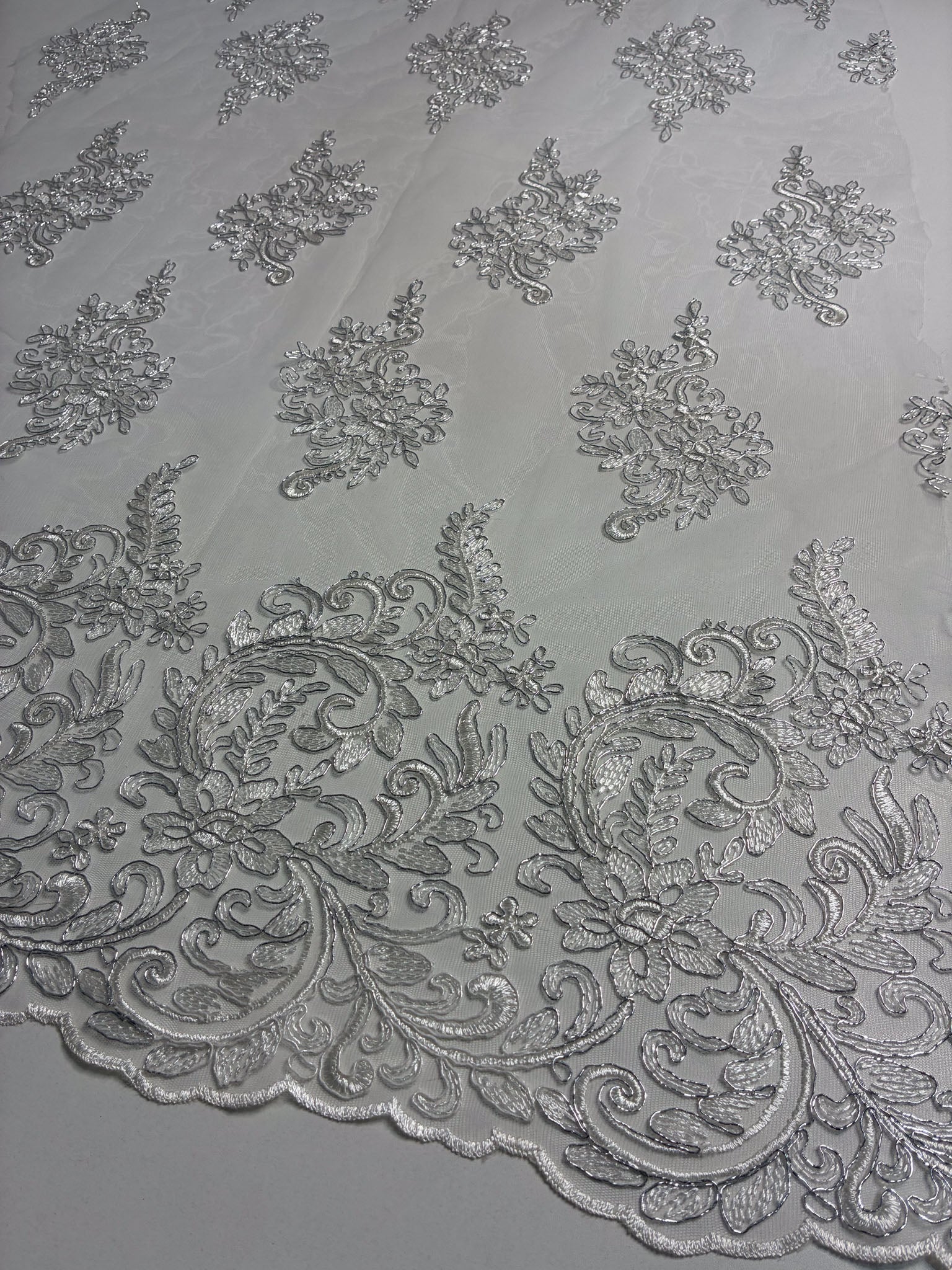 Tule Bordado Metalic Branco e Prata - Comprimento: 1,00m X Largura: 1,38m