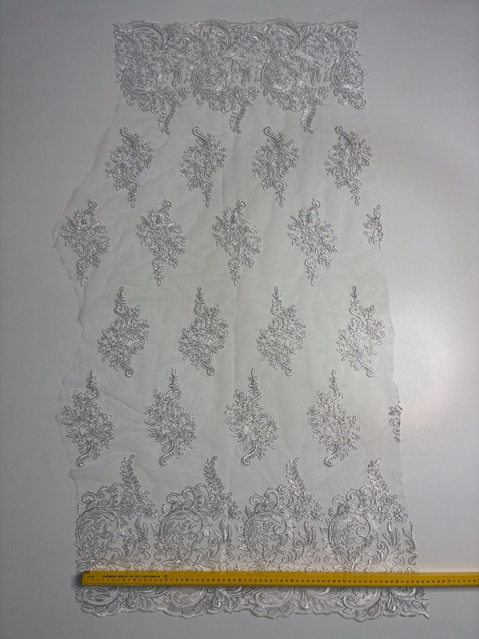 Tule Bordado Metalic Branco e Prata - Comprimento: 1,00m X Largura: 1,38m