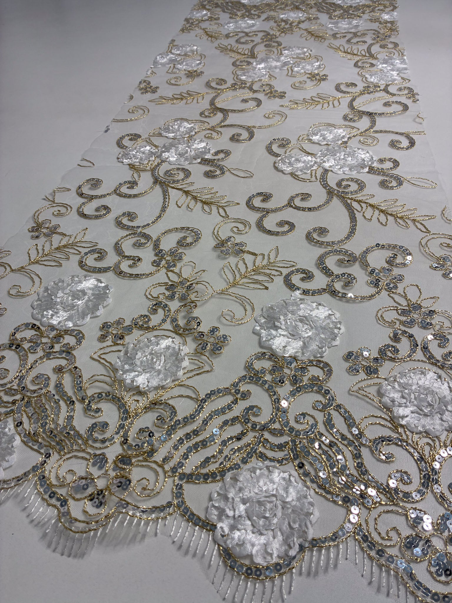 Tule Bordado Gypsy Branco e Ouro - Comprimento: 0,50m X Largura: 1,38m