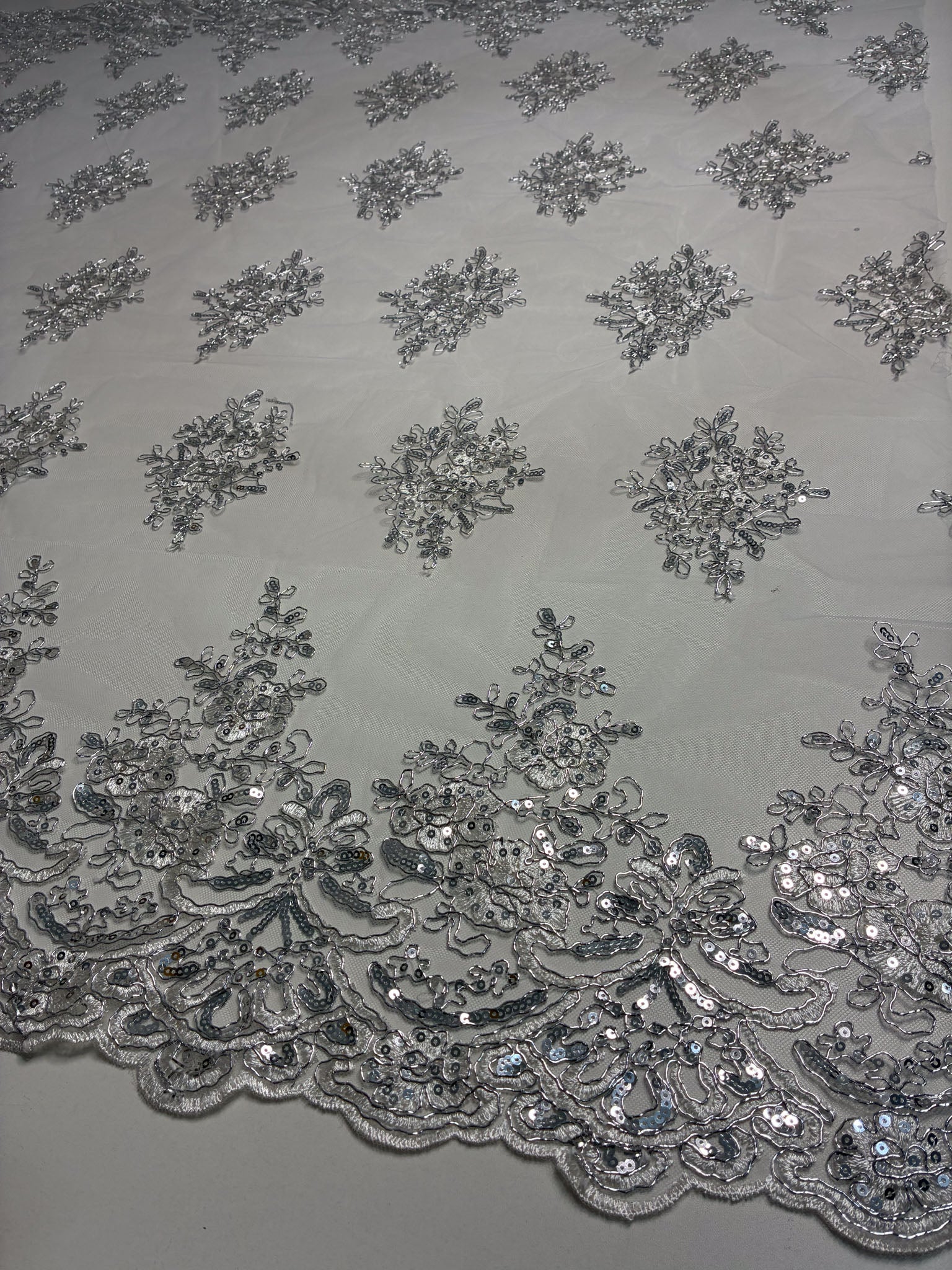 Tule Bordado Metalic Godess 559 Branco - Comprimento: 1,25m X Largura: 1,38m