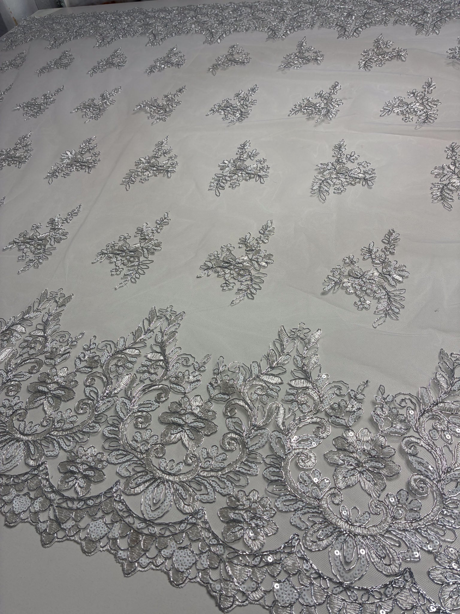 Tule Bordado Soho Branco e Prata - Comprimento: 1,00m X Largura: 1,38m