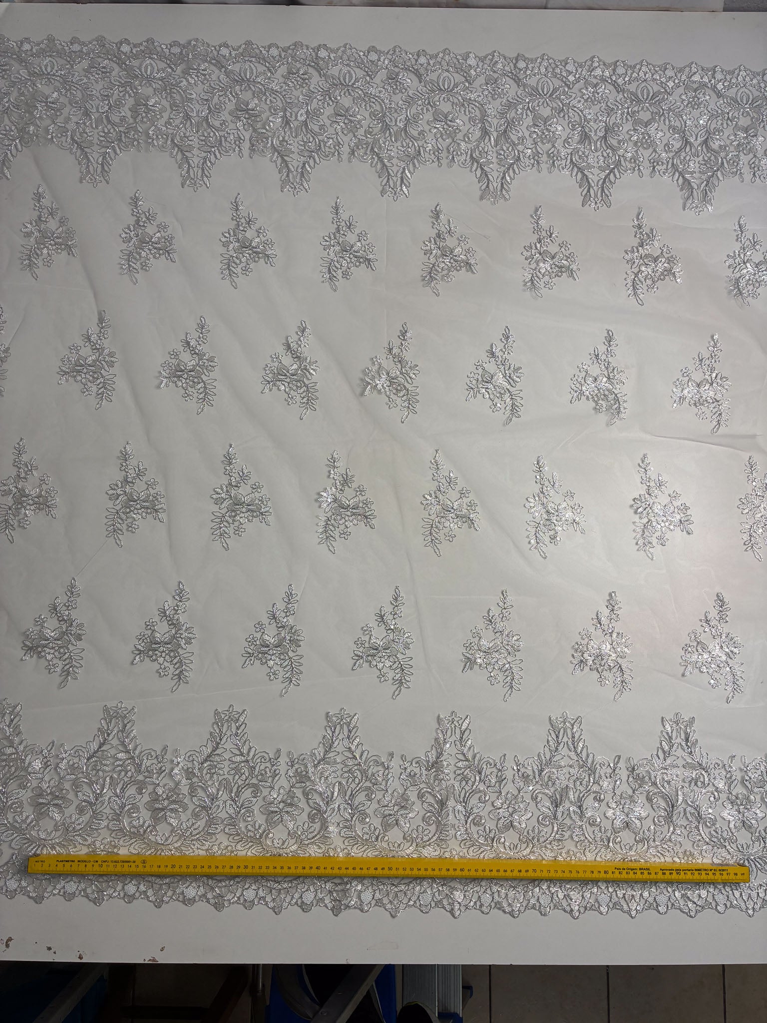 Tule Bordado Soho Branco e Prata - Comprimento: 1,30m X Largura: 1,38m
