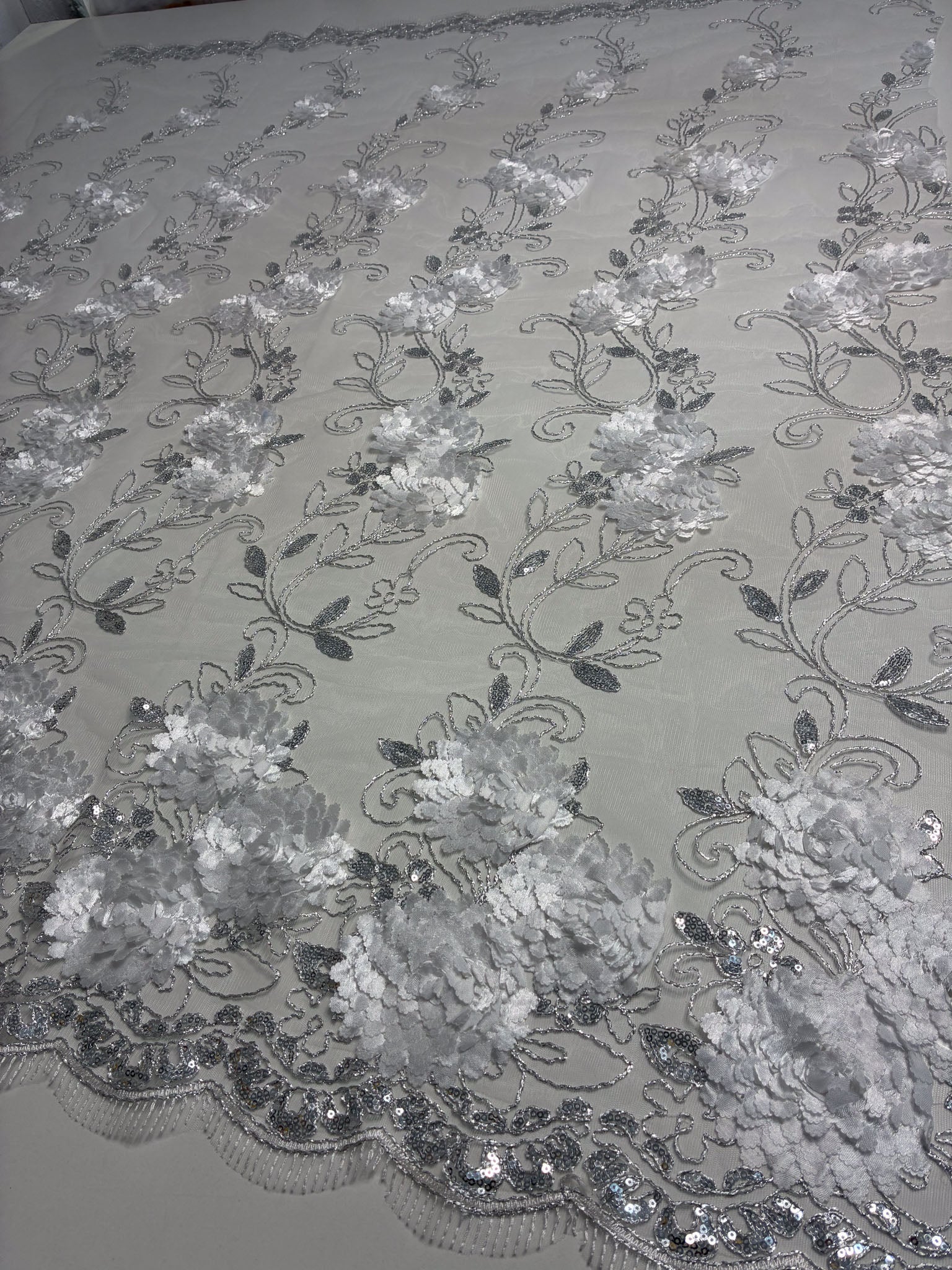 Tule Bordado Gypsy Branco e Prata - Comprimento: 1,10m X Largura: 1,38m