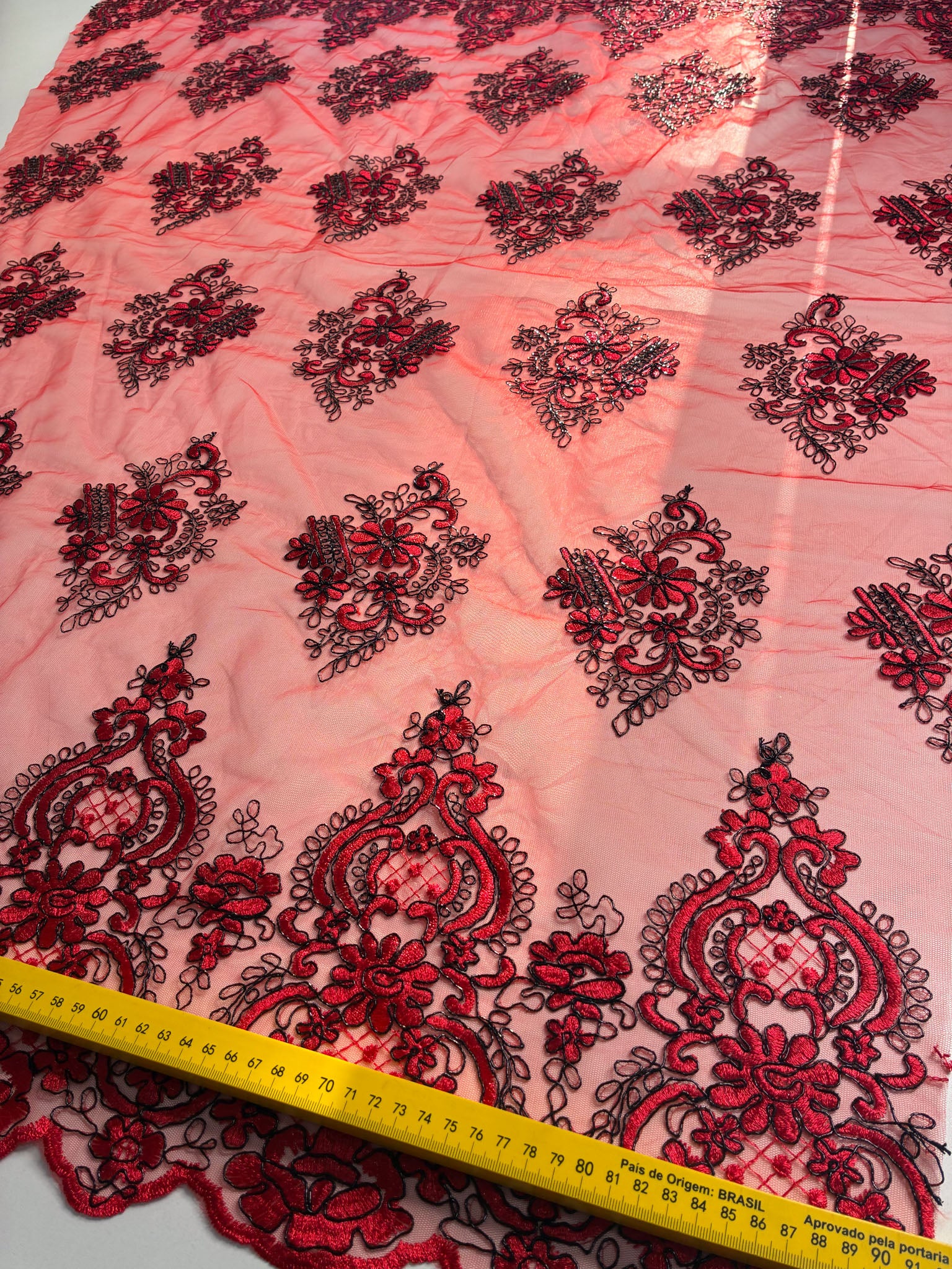 Tule Bordado Metalic Vermelho e Preto - Comprimento: 0,90m X Largura: 1,38m