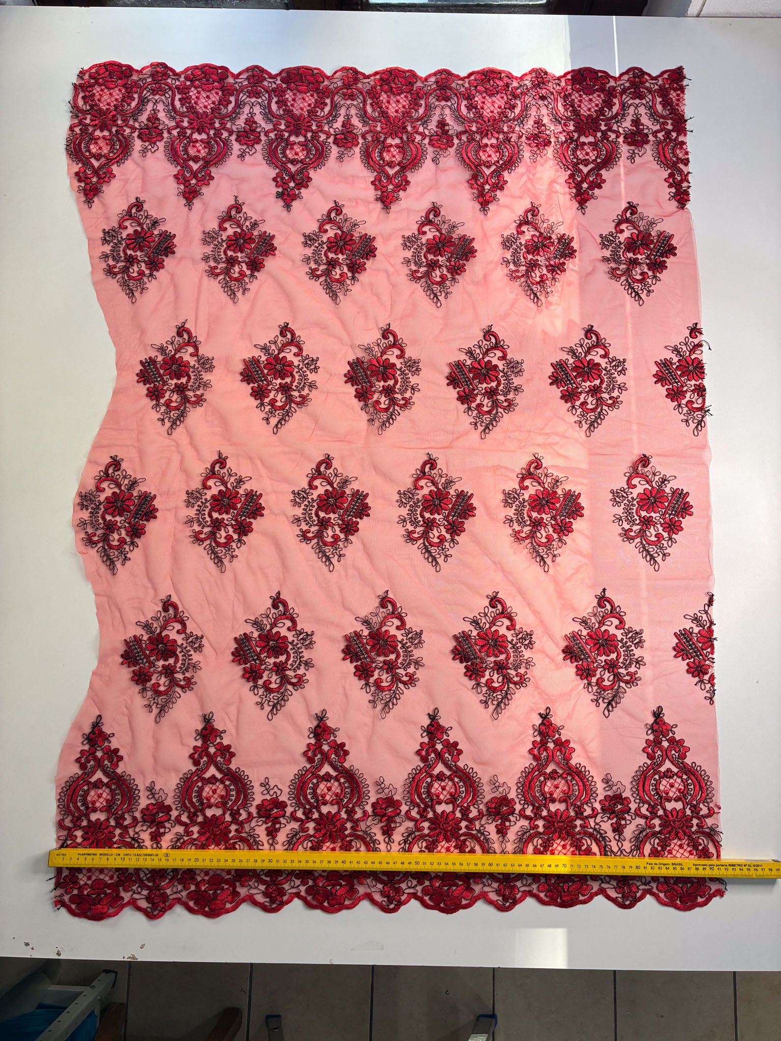 Tule Bordado Metalic Vermelho e Preto - Comprimento: 0,90m X Largura: 1,38m