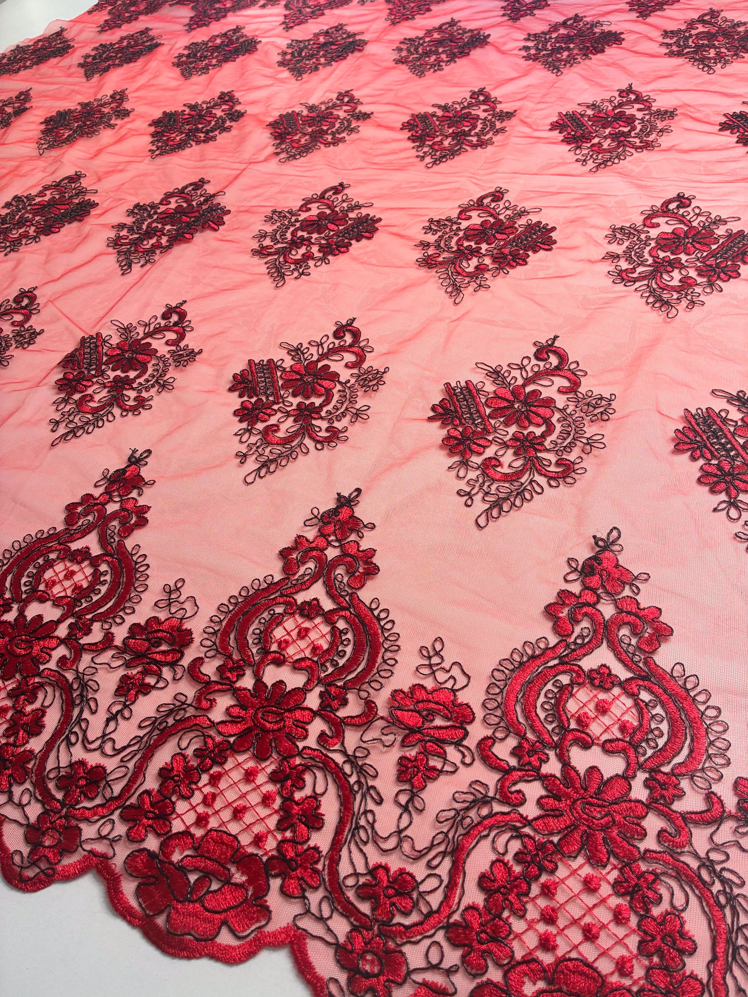 Tule Bordado Metalic Vermelho e Preto - Comprimento: 1,00m X Largura: 1,38m