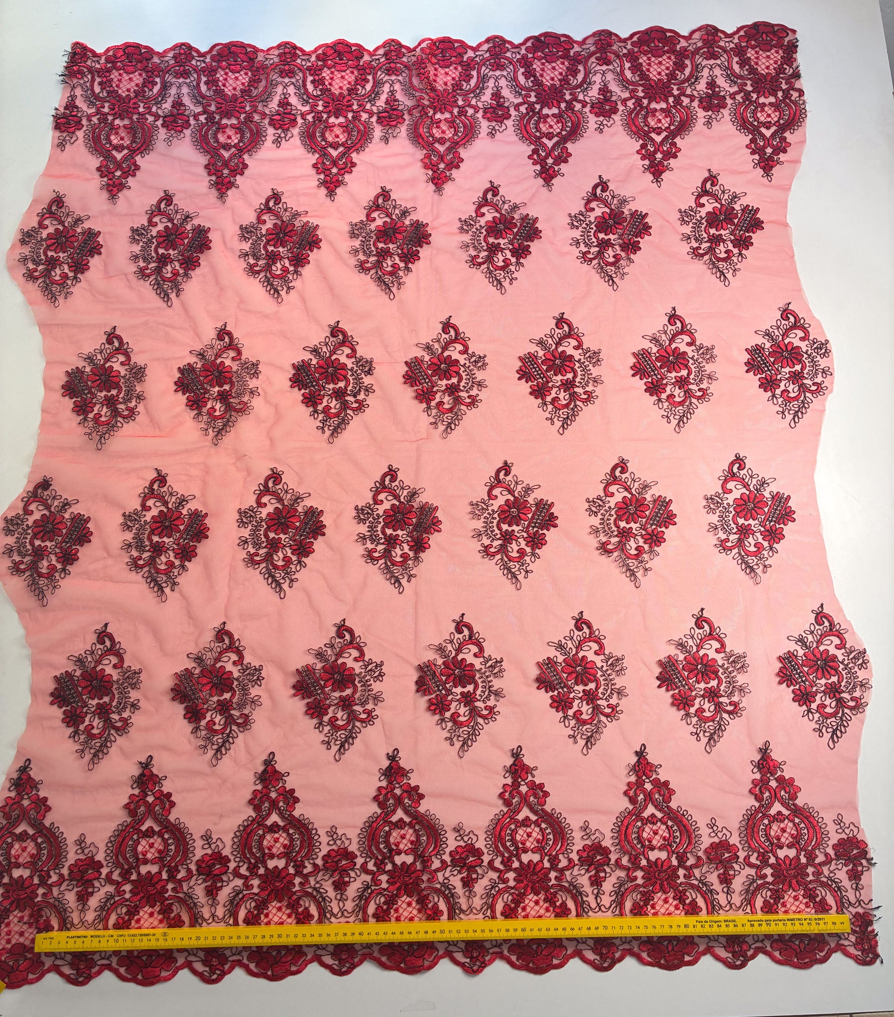 Tule Bordado Metalic Vermelho e Preto - Comprimento: 1,00m X Largura: 1,38m