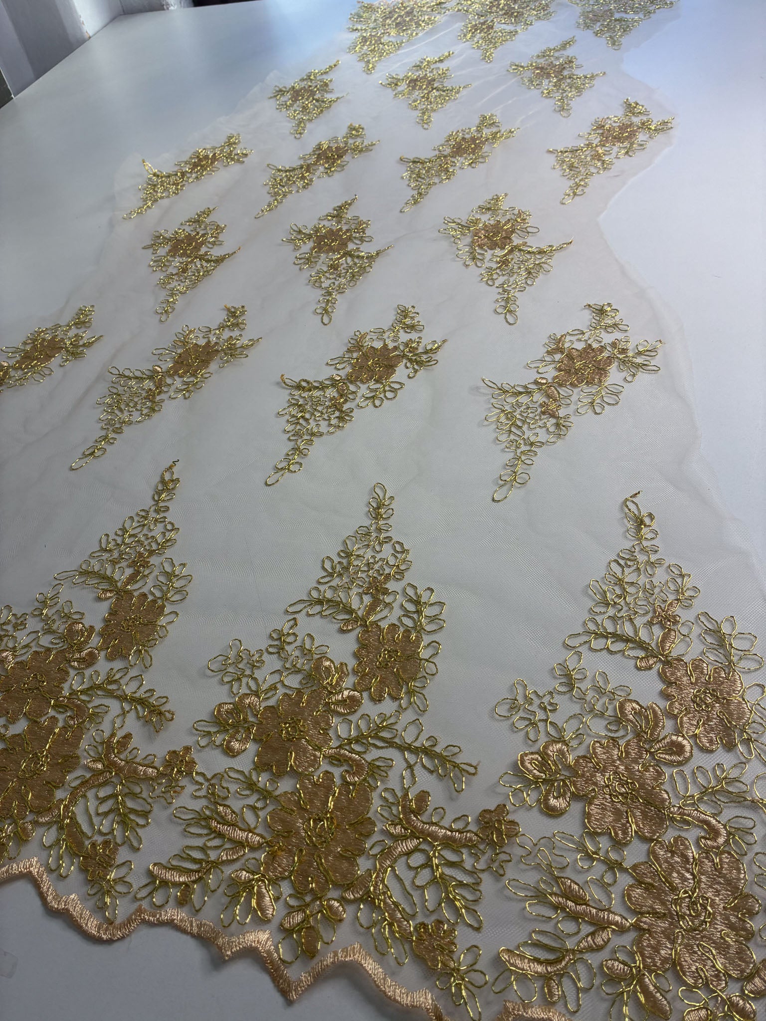 Tule Bordado Metalic Dourado - Comprimento: 0,55m X Largura: 1,38m