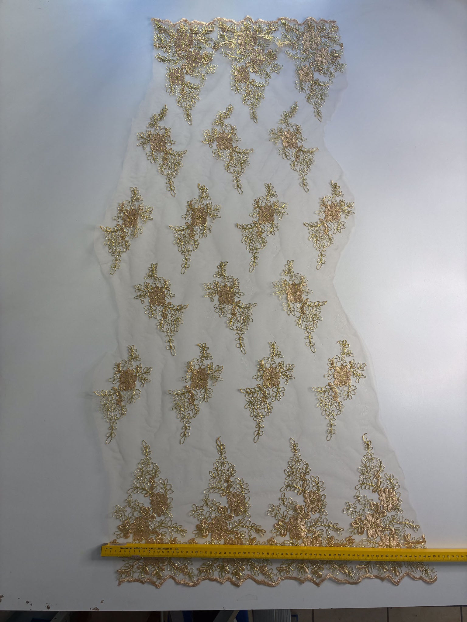 Tule Bordado Metalic Dourado - Comprimento: 0,55m X Largura: 1,38m