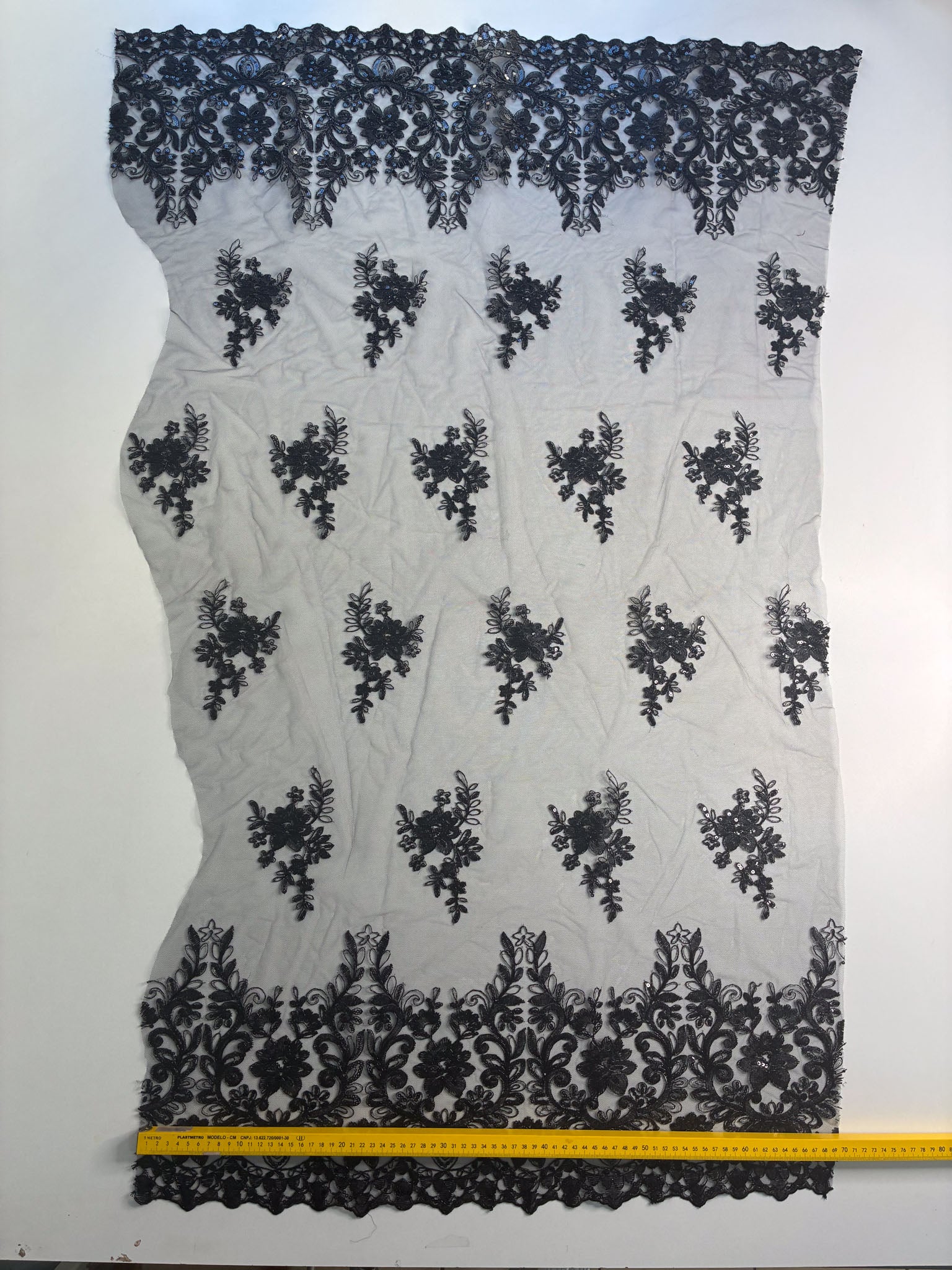Tule Bordado Soho Preto - Comprimento: 0,70m X Largura: 1,38m