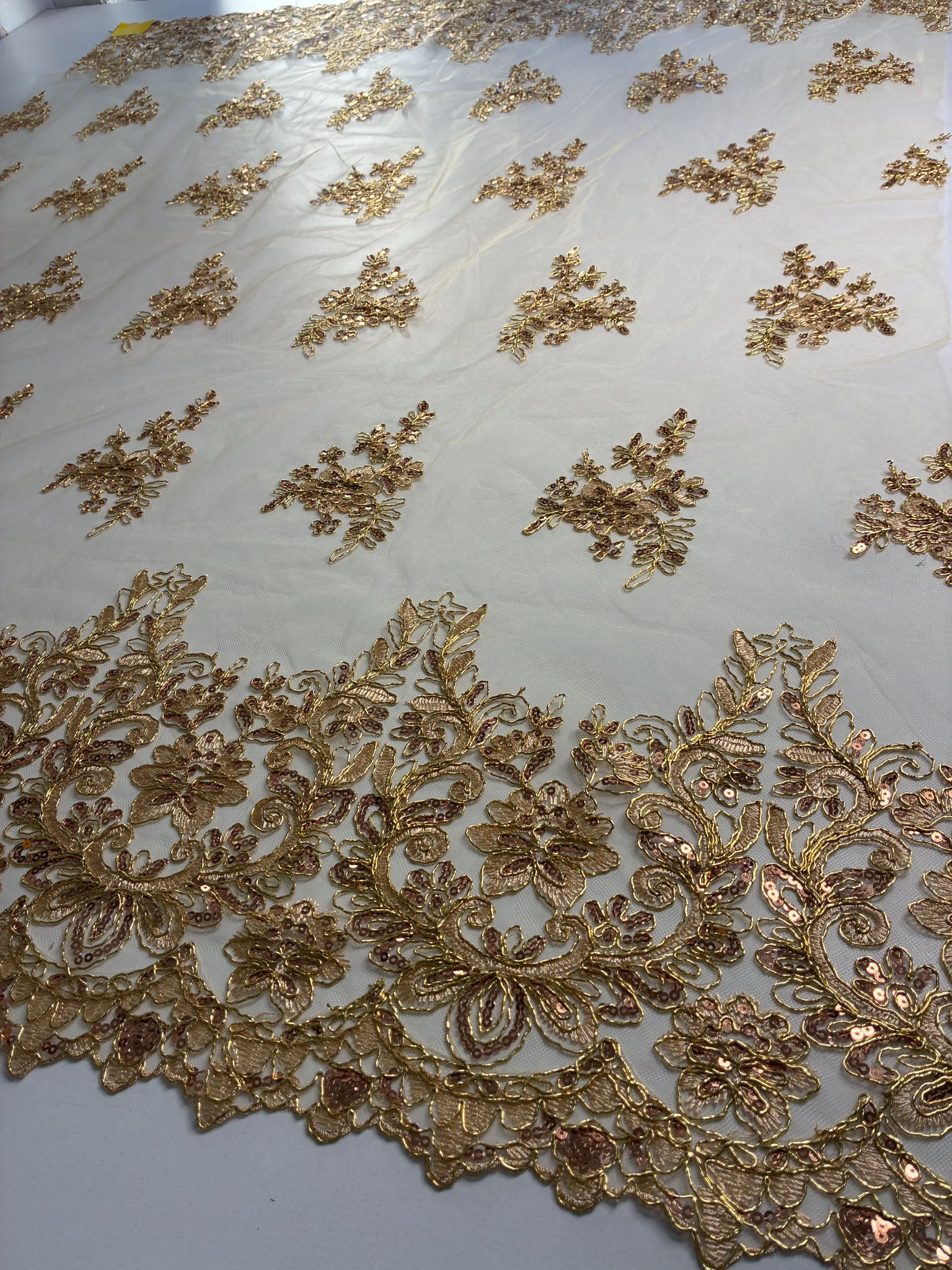 Tule Bordado Soho Dourado - Comprimento: 1,13m X Largura: 1,38m