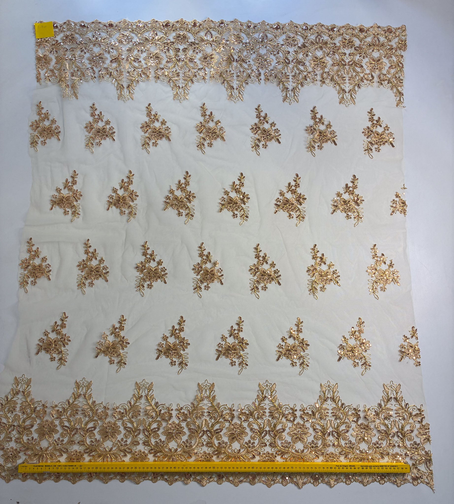 Tule Bordado Soho Dourado - Comprimento: 1,13m X Largura: 1,38m