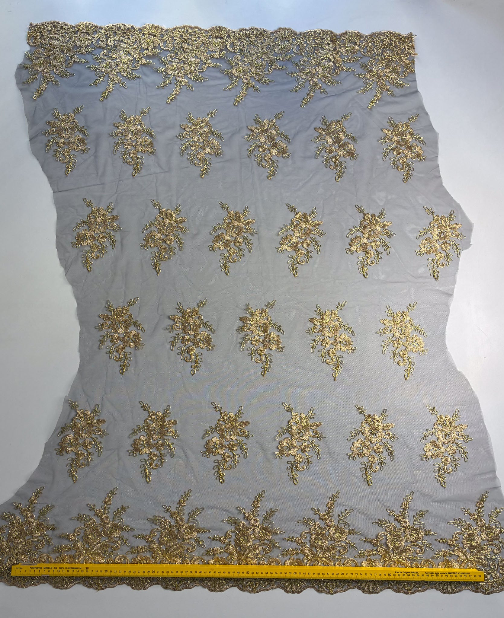 Tule Bordado Metalic Preto e Dourado - Comprimento: 0,95m X Largura: 1,38m