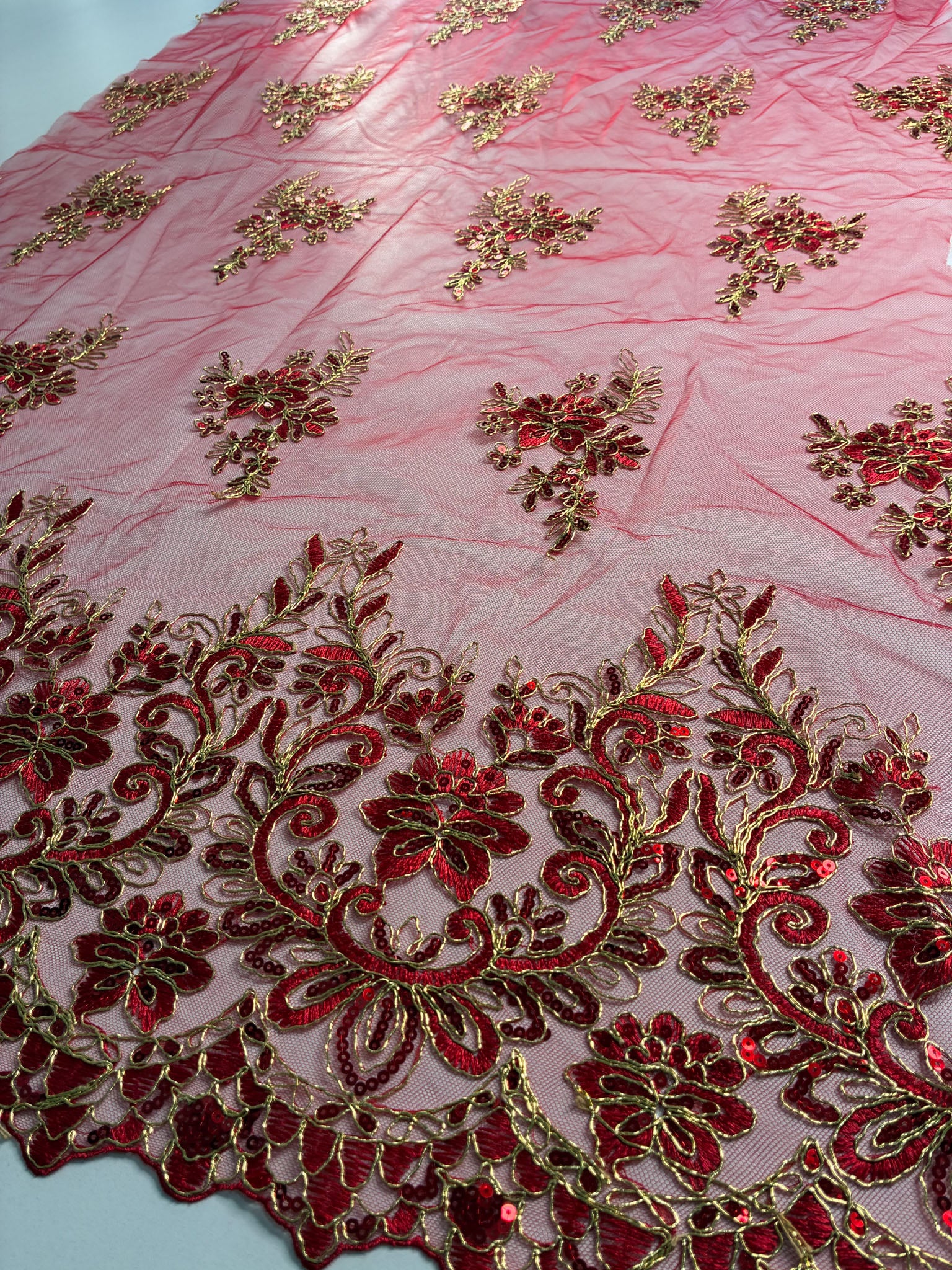 Tule Bordado Soho Vermelho e Dourado - Comprimento: 0,70m X Largura: 1,38m