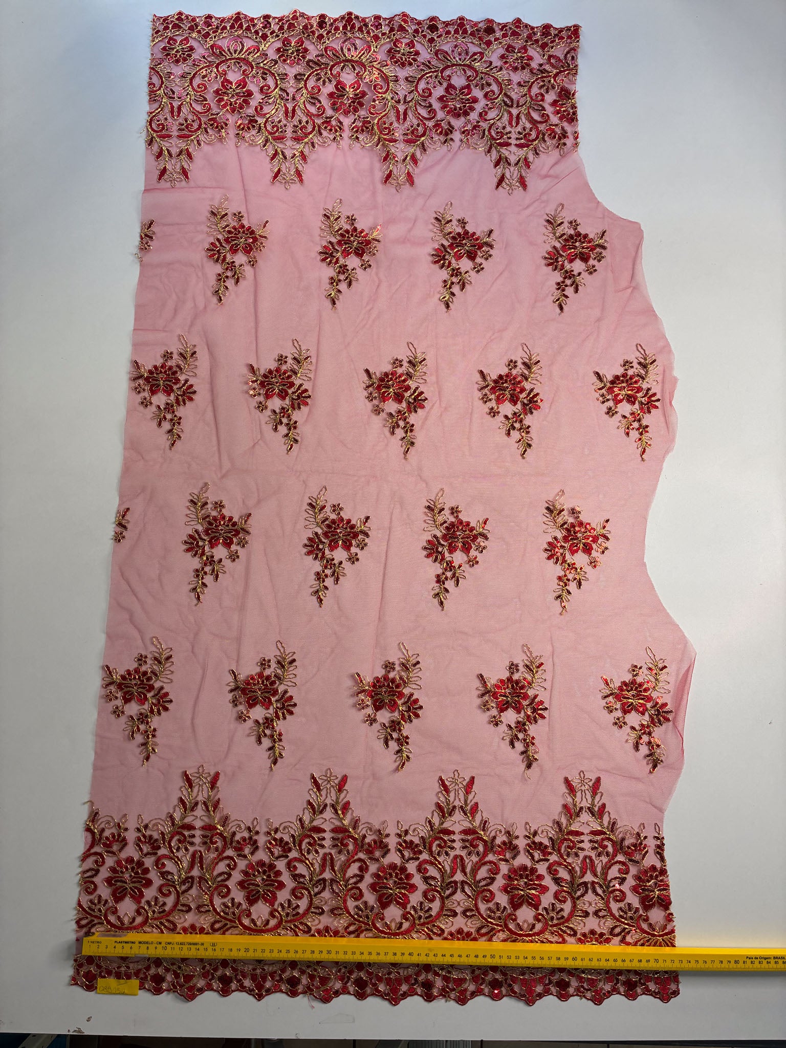 Tule Bordado Soho Vermelho e Dourado - Comprimento: 0,70m X Largura: 1,38m