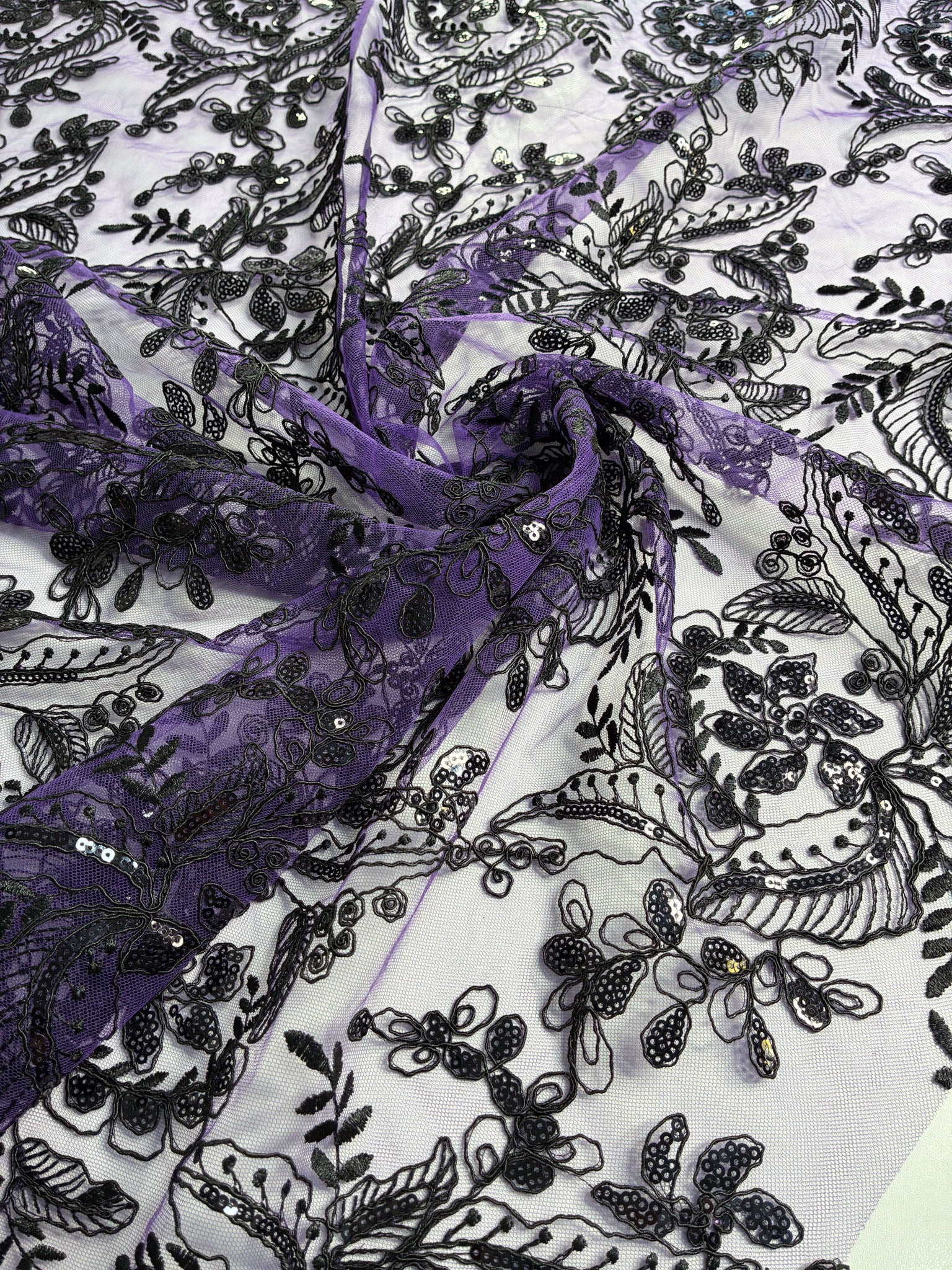 Tule Bordado Soho Roxo e Preto - Comprimento: 0,70m X Largura: 1,38m