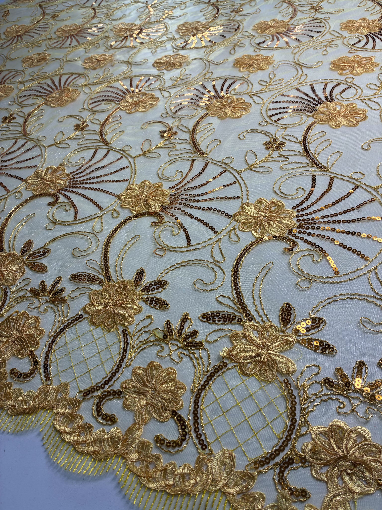 Tule Bordado Gypsy Amarelo Ouro - Comprimento: 1,10m X Largura: 1,38m